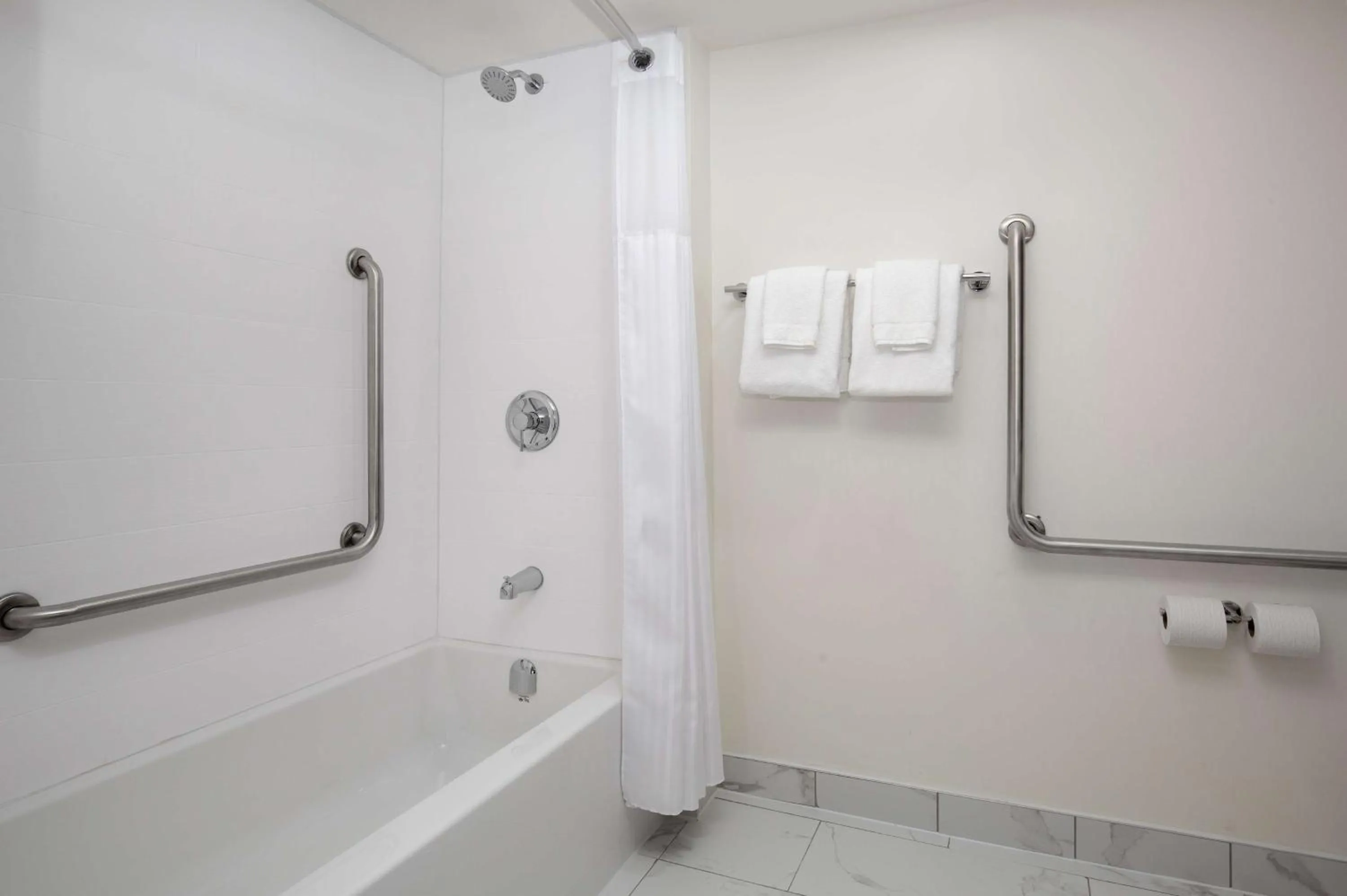 Bathroom in Brockville Inn and Suites