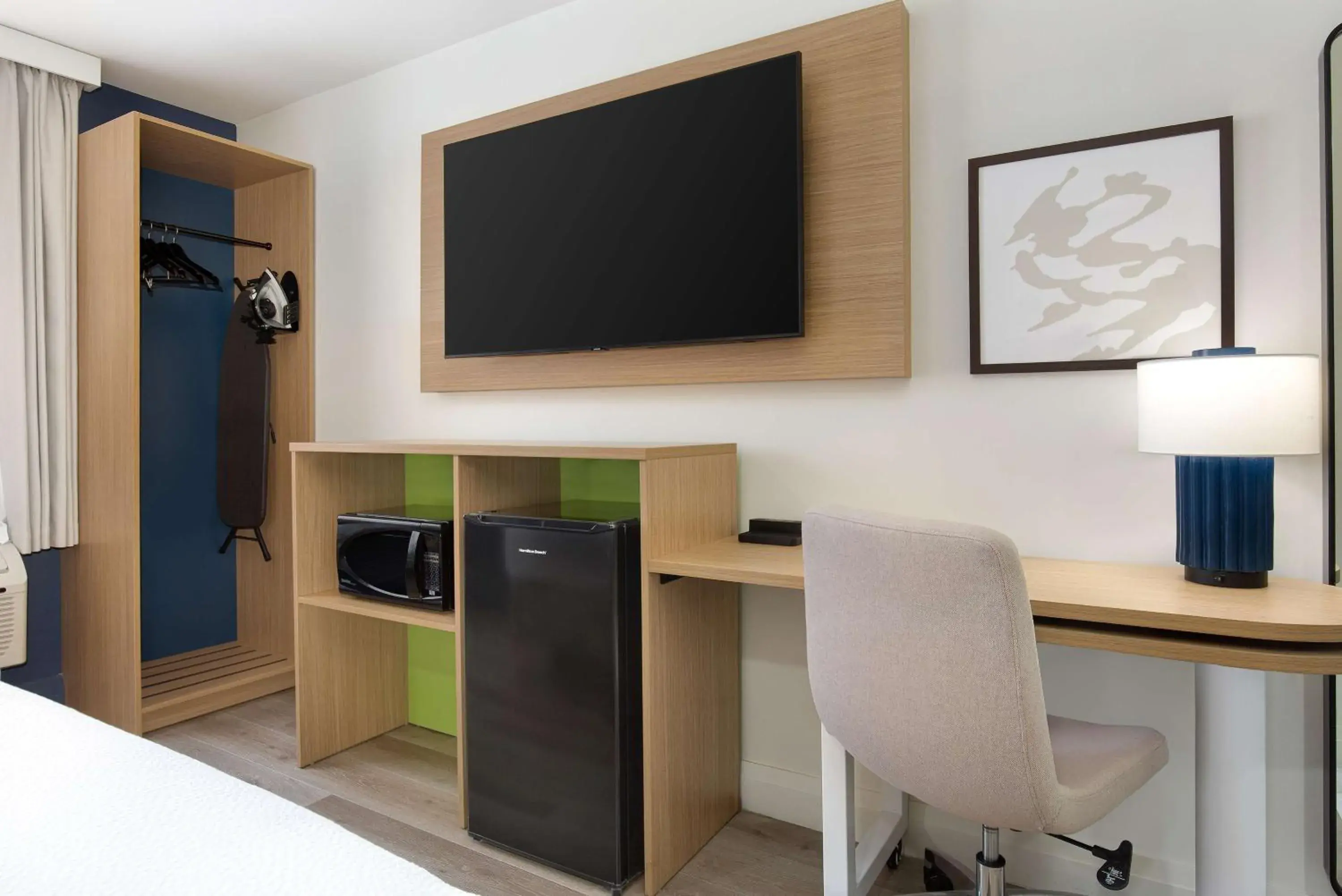 Bedroom, Bed in Brockville Inn and Suites Bedroom, Bed in Brockville Inn and Suites