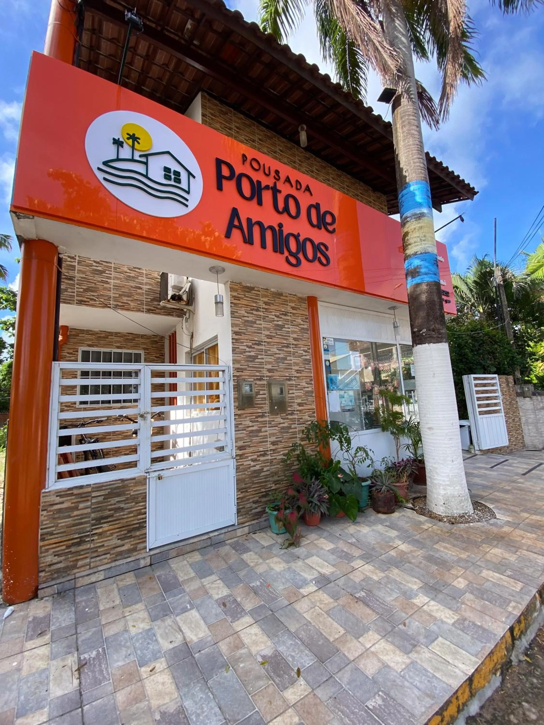 Facade/entrance in Ariel Justo Dos Reis Pereira