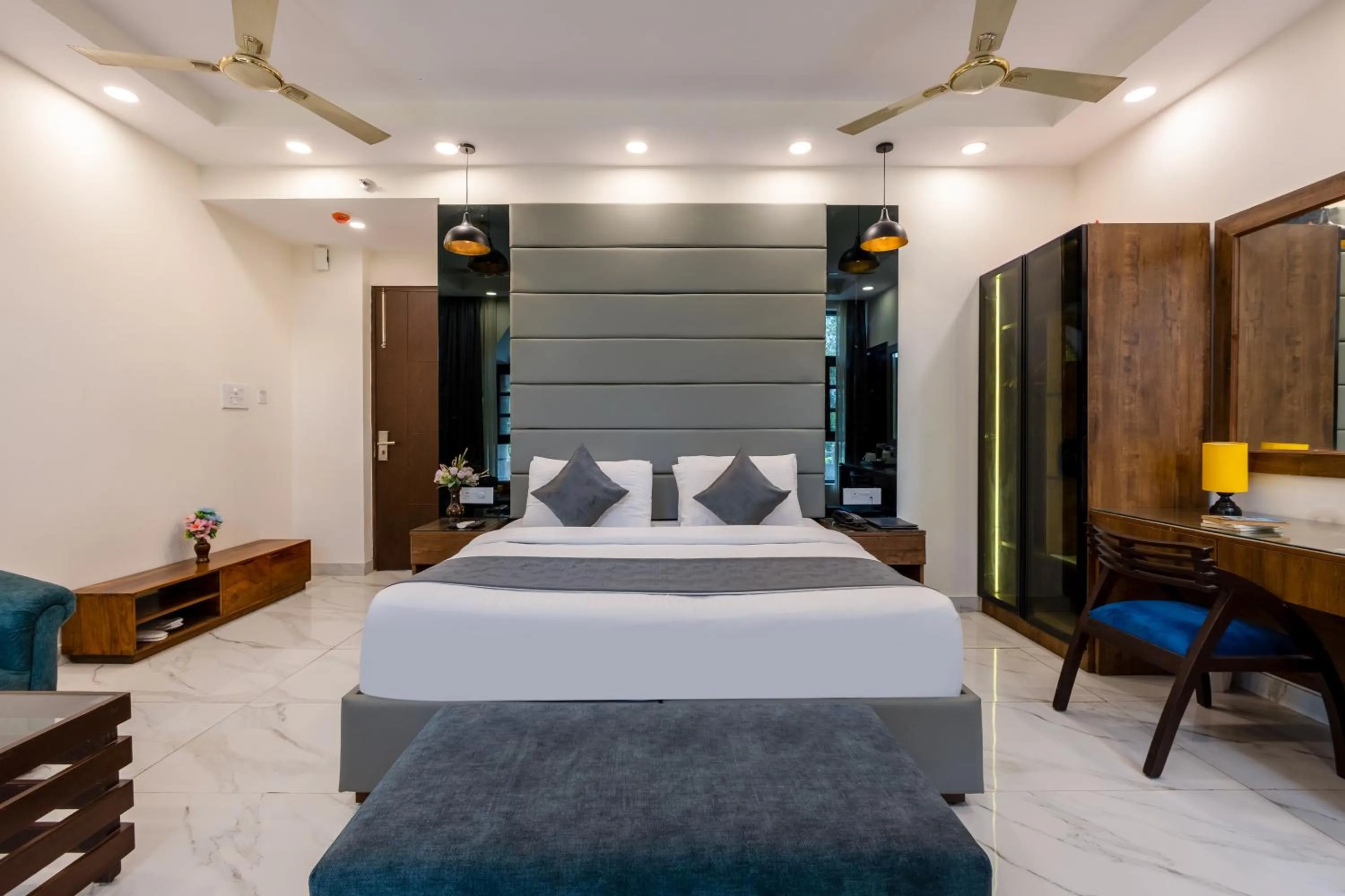 Bed in Hotel PK Residency Sector 18 Noida