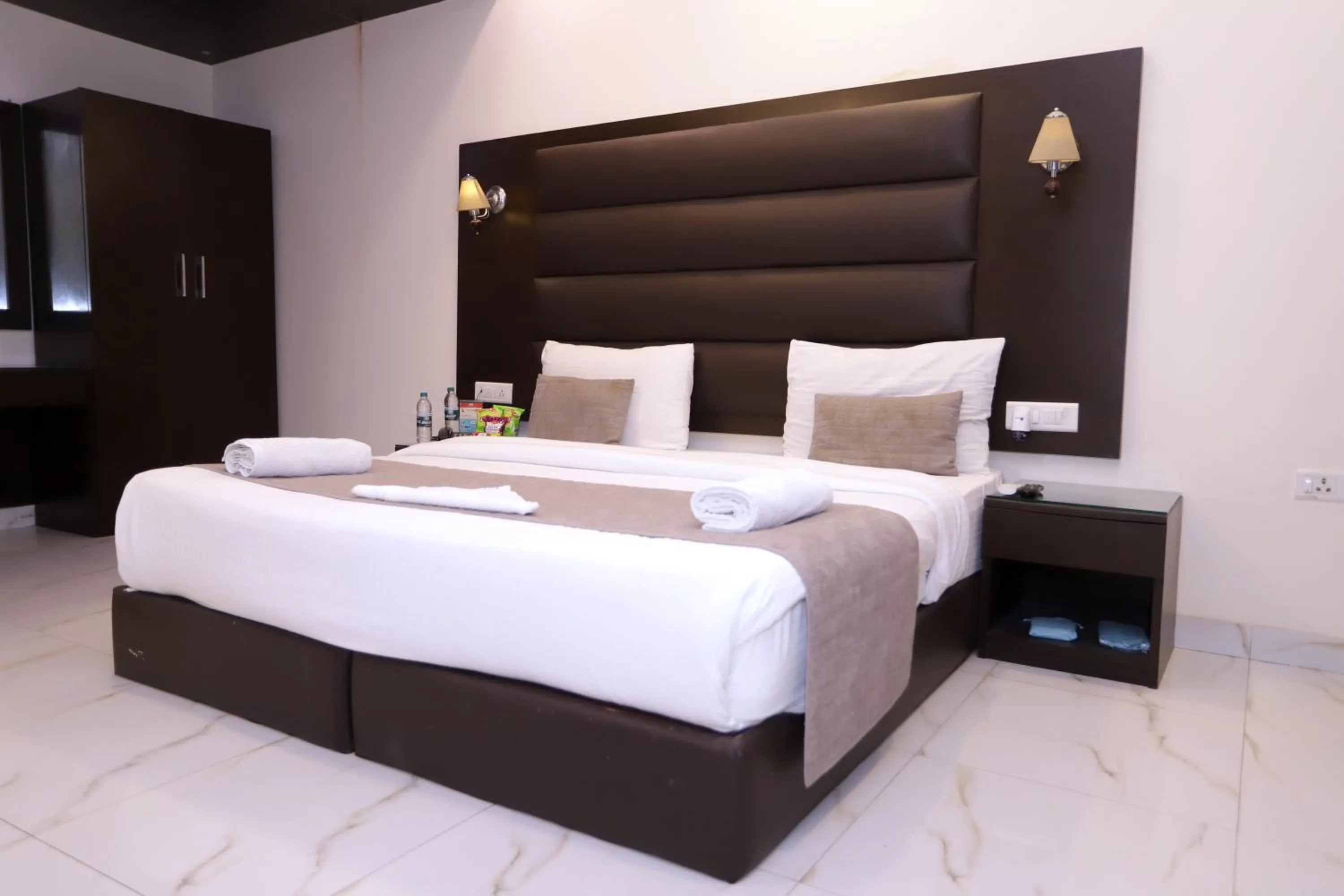 Bed in Hotel PK Residency Sector 18 Noida