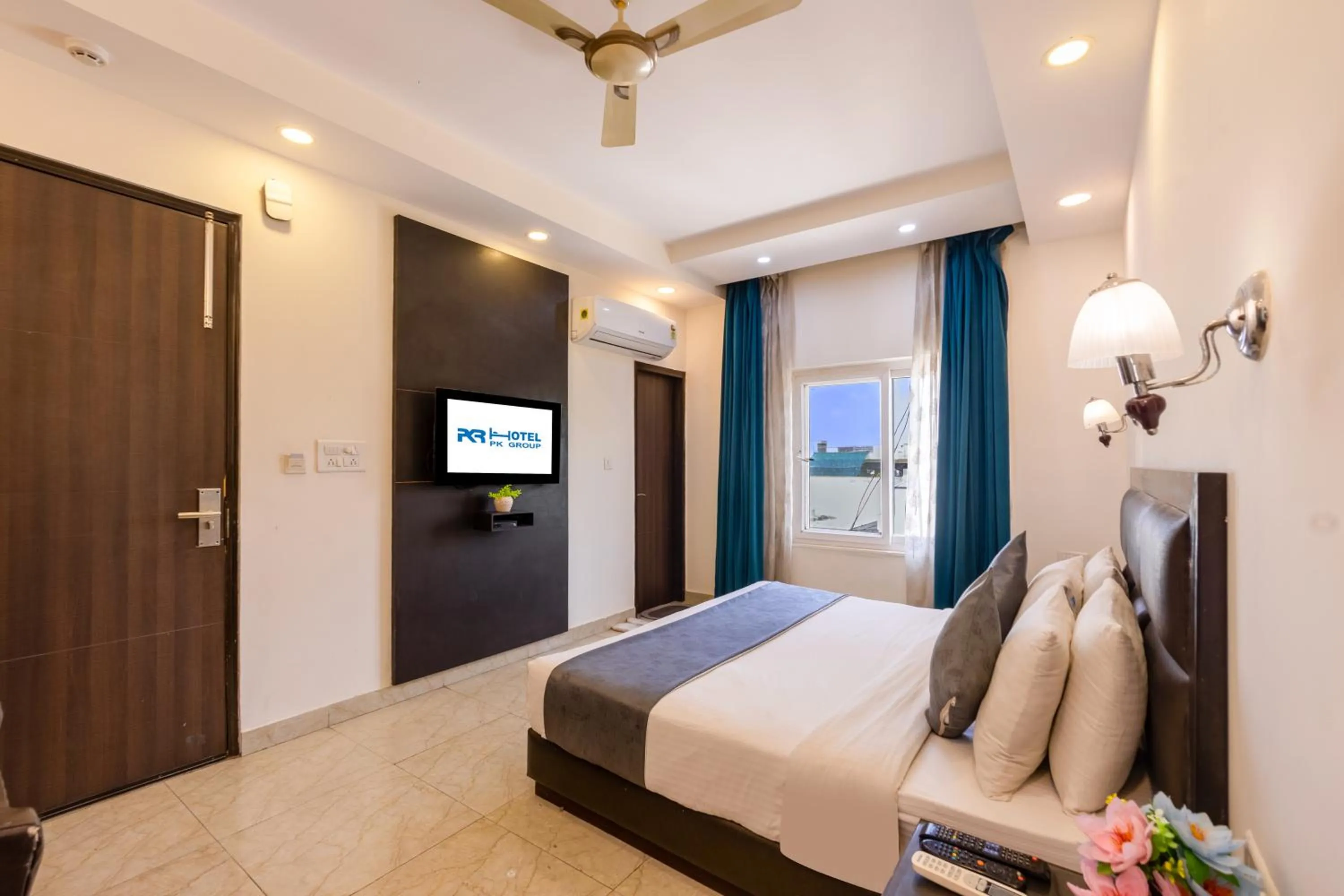 Bed in Hotel PK Residency Sector 18 Noida