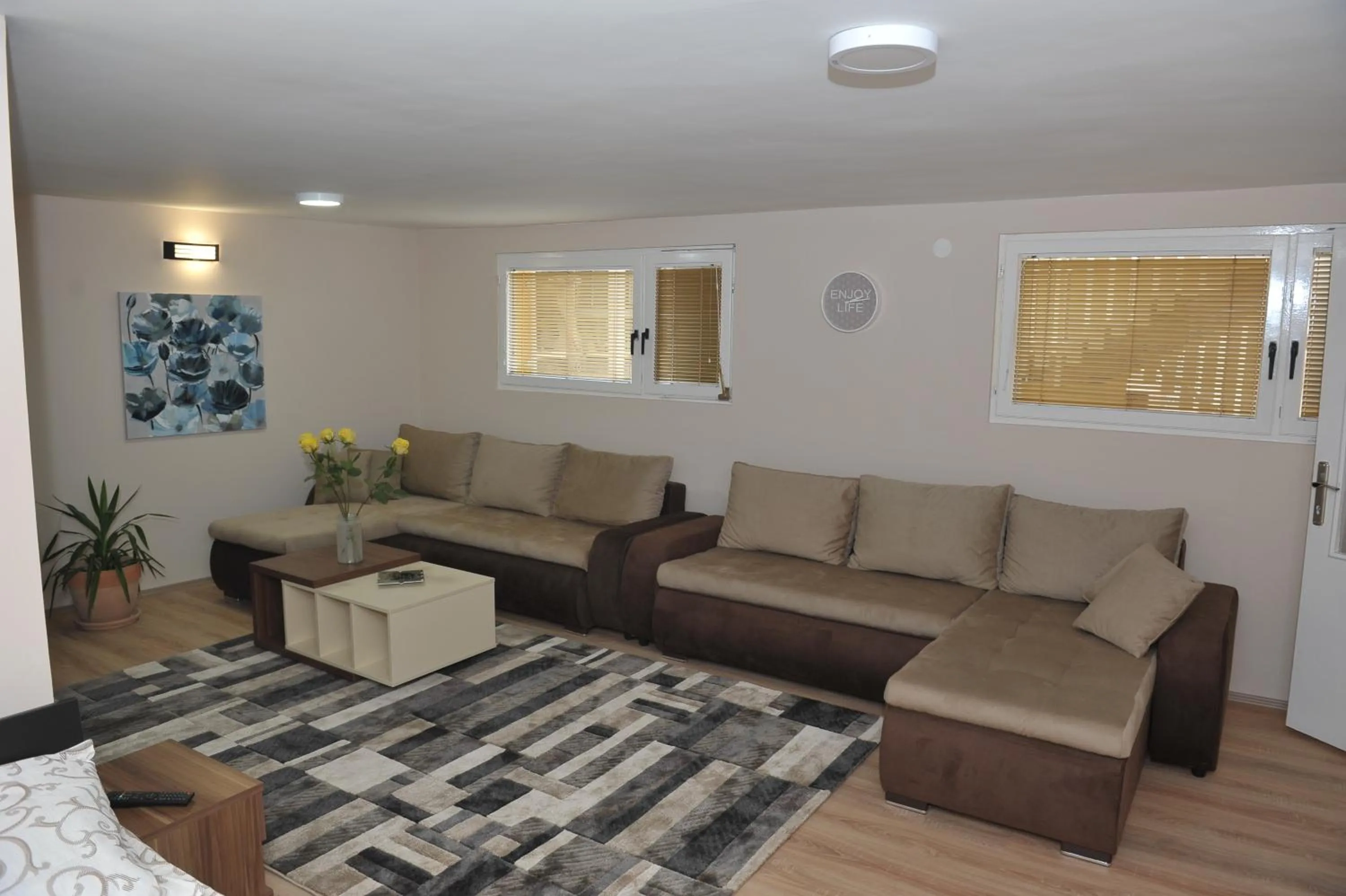 Deluxe Apartment in Golden House Apartments