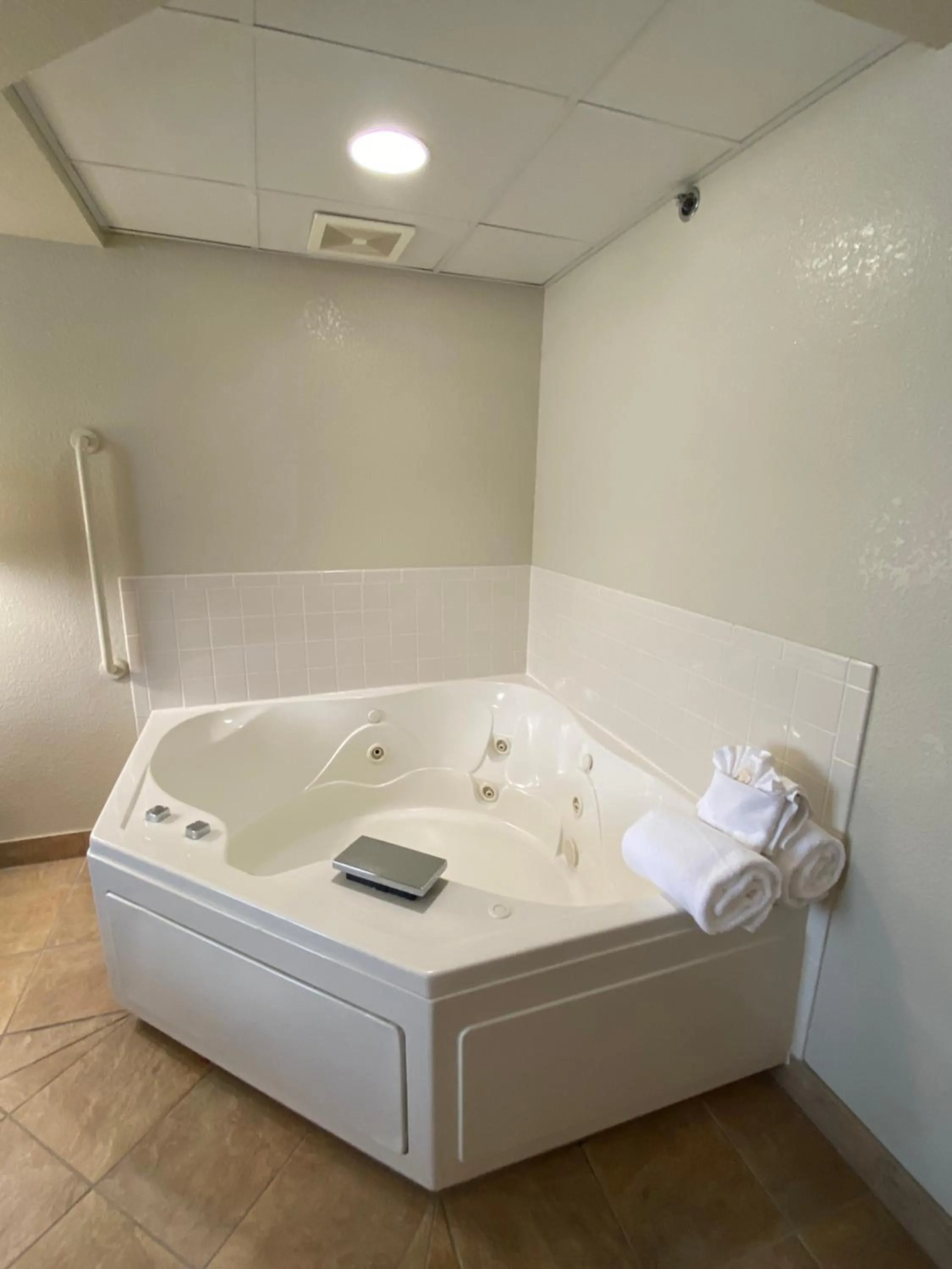 Bath in MountainView Lodge and Suites