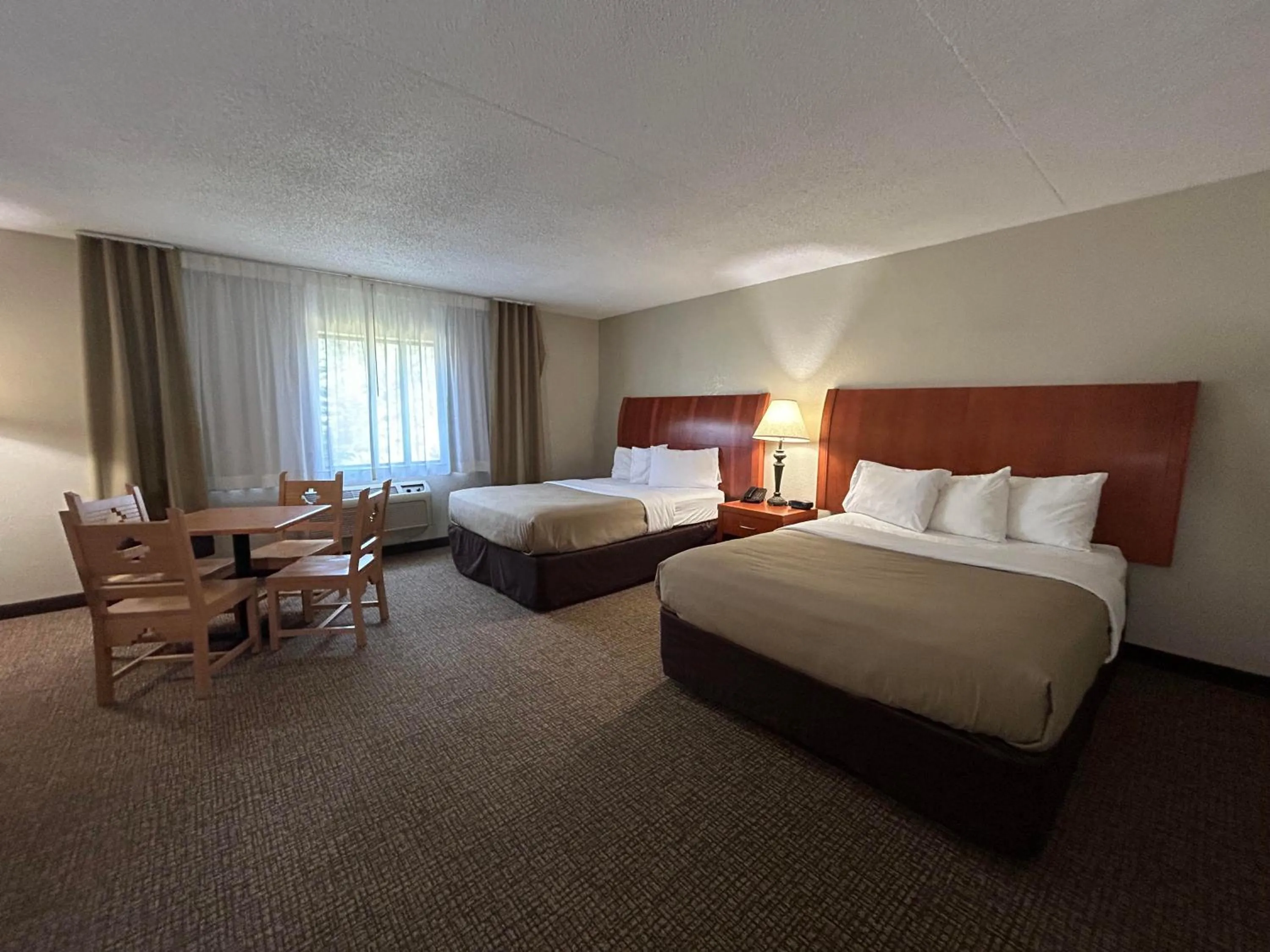 kitchen, Bed in MountainView Lodge and Suites