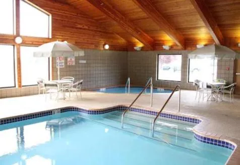 Swimming pool in MountainView Lodge and Suites