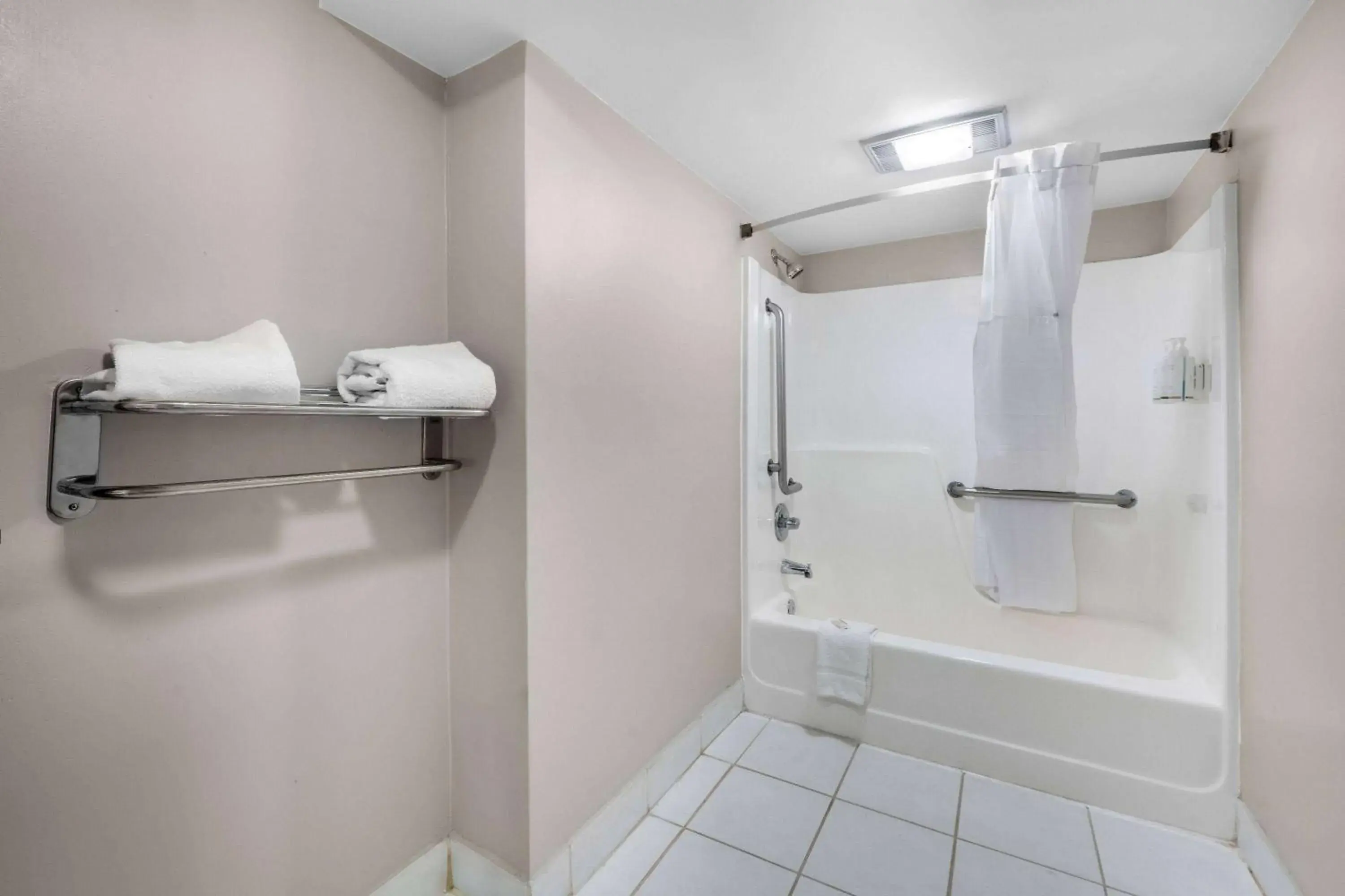 Deluxe King Room - Disability Access/Non-Smoking in Days Inn by Wyndham Raleigh Midtown Deluxe King Room - Disability Access/Non-Smoking in Days Inn by Wyndham Raleigh Midtown