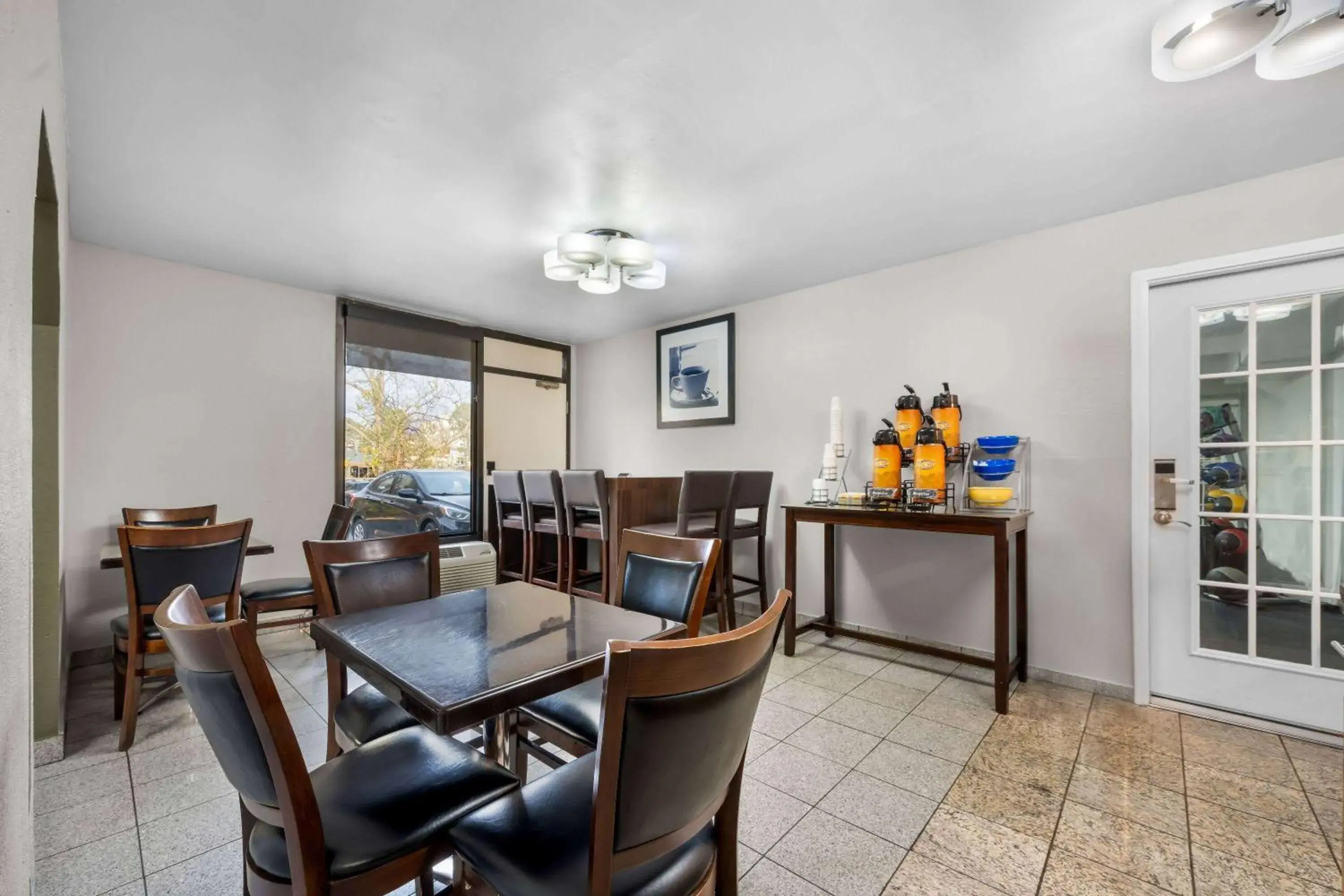 Restaurant/places to eat in Days Inn by Wyndham Raleigh Midtown Restaurant/places to eat in Days Inn by Wyndham Raleigh Midtown