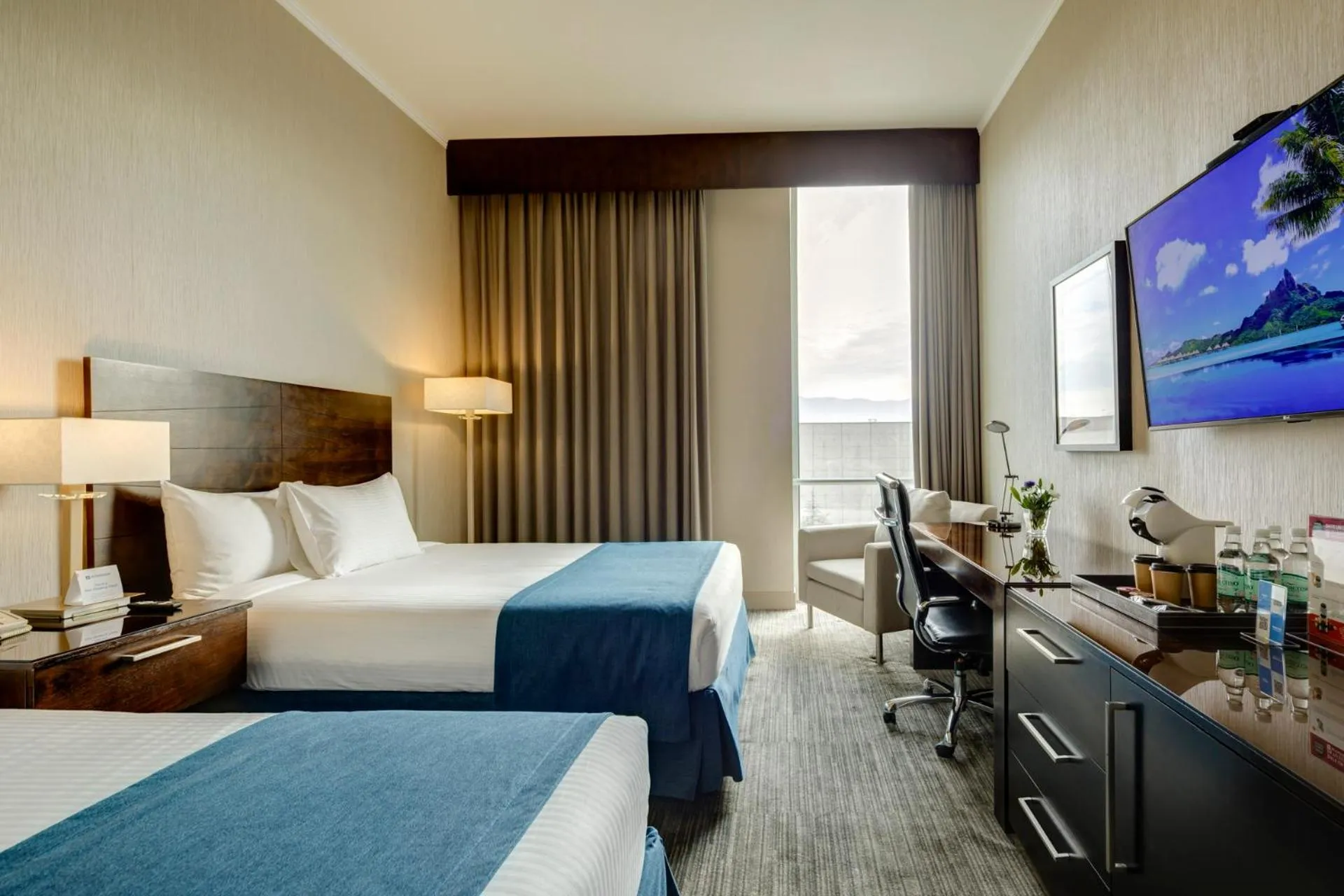 Bed in Wyndham Santiago Aeropuerto