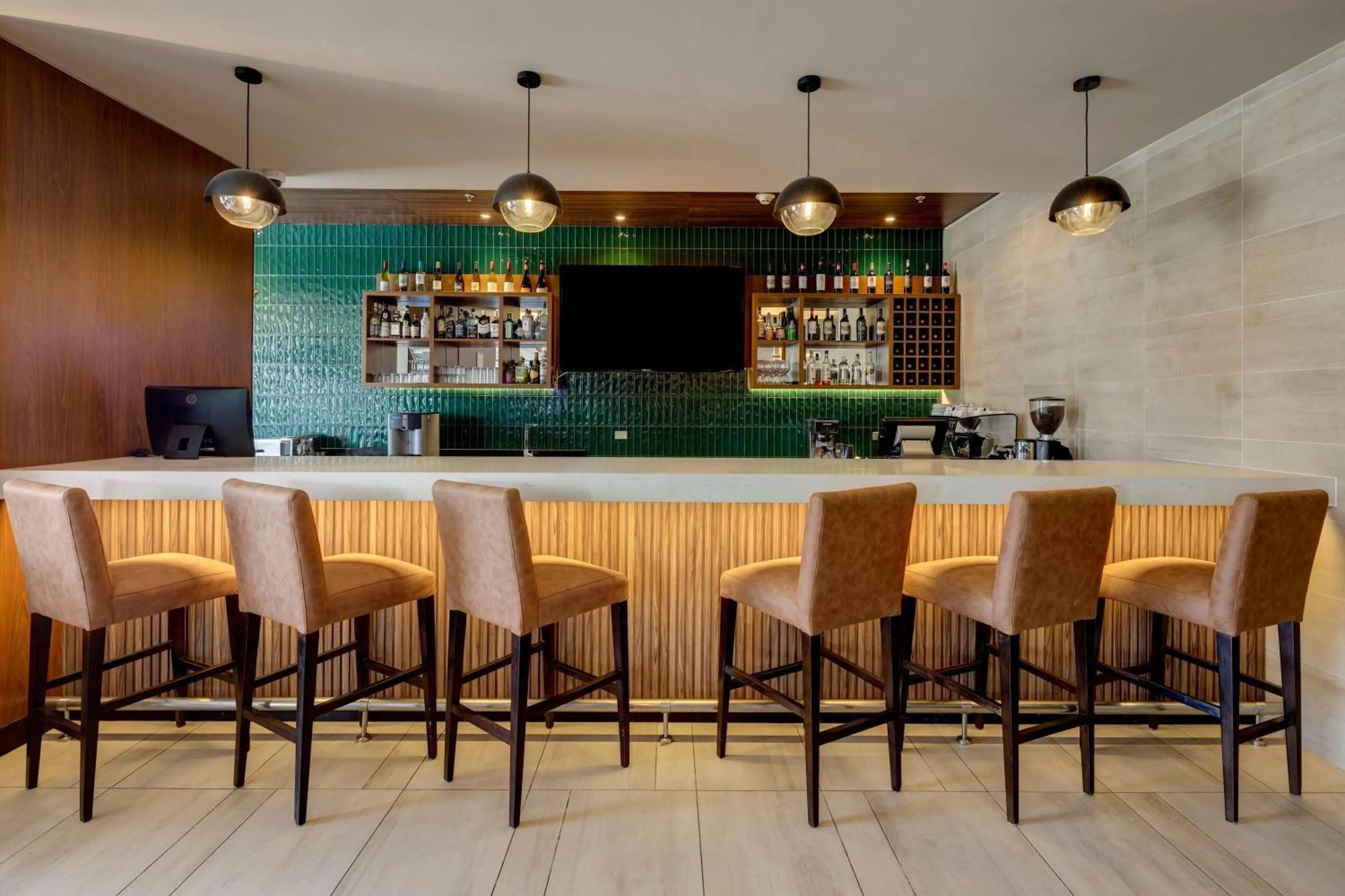 Lounge or bar in Wyndham Santiago Aeropuerto