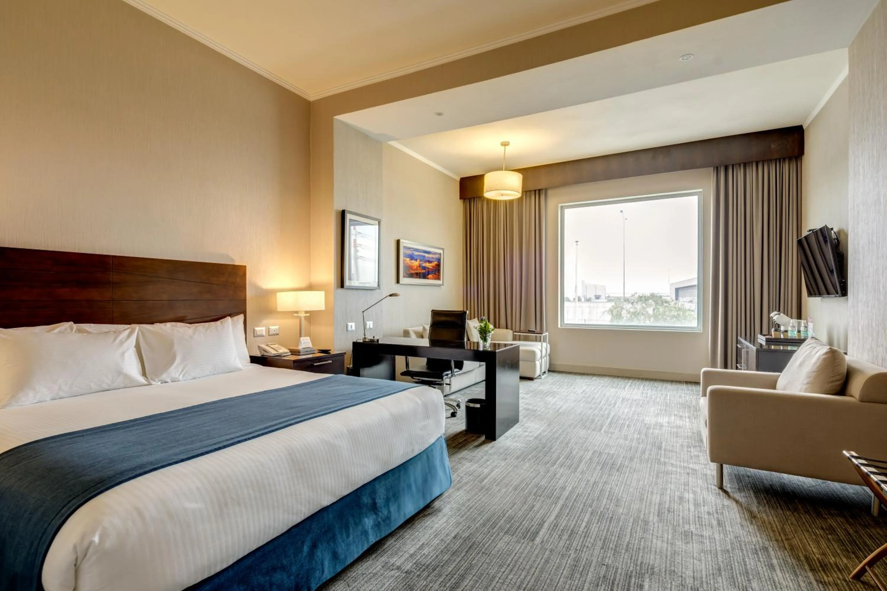 Bed in Wyndham Santiago Aeropuerto