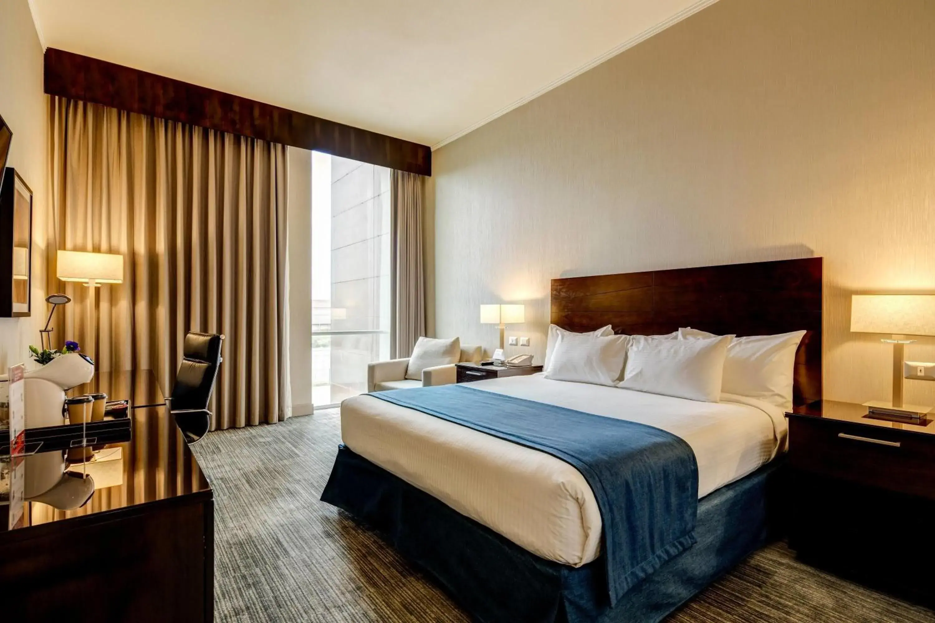 Photo of the whole room, Bed in Wyndham Santiago Aeropuerto Photo of the whole room, Bed in Wyndham Santiago Aeropuerto