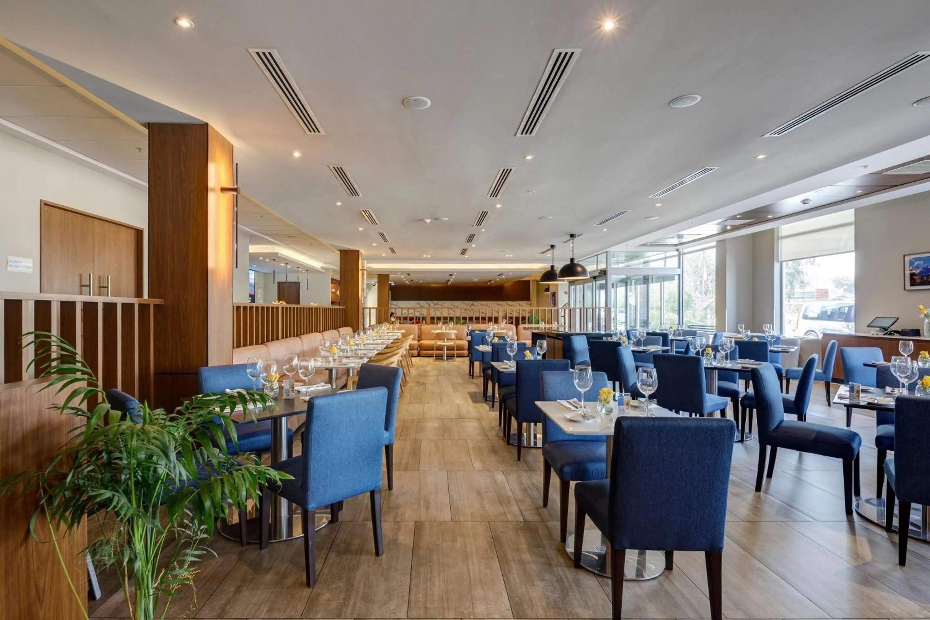 Restaurant/places to eat in Wyndham Santiago Aeropuerto