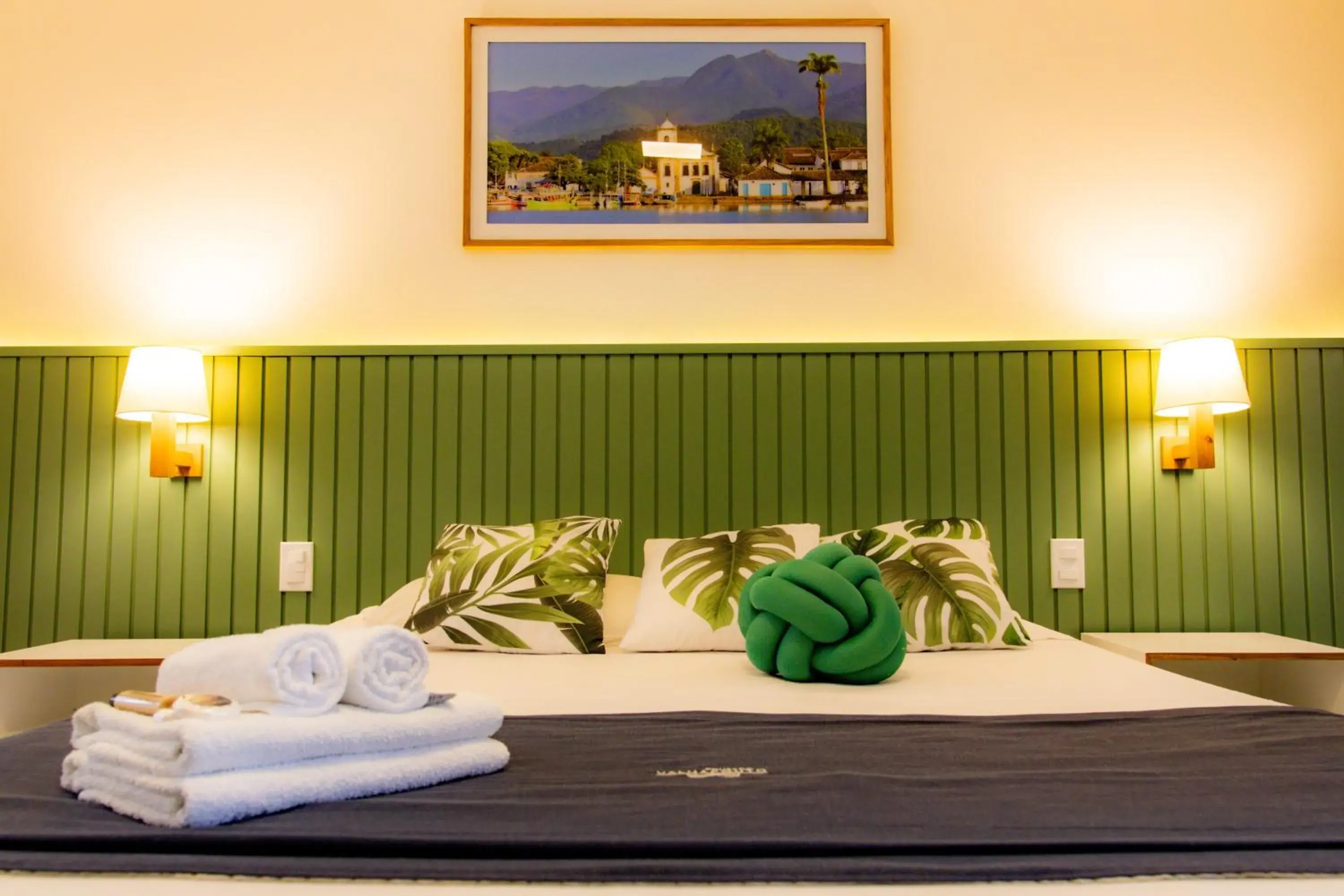 Double Room with Spa Bath in Pousada Valhacouto Double Room with Spa Bath in Pousada Valhacouto