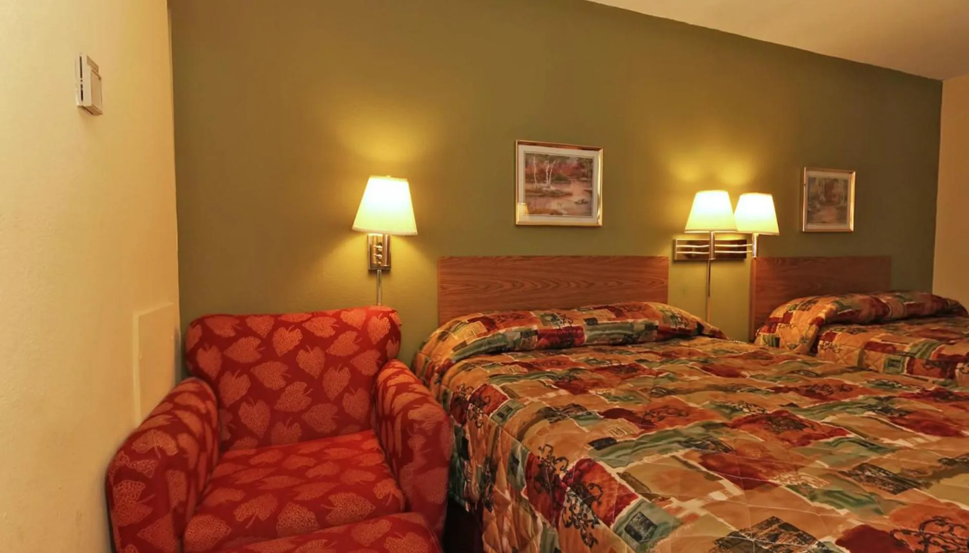 Bed in Burnsville Inn & Suites