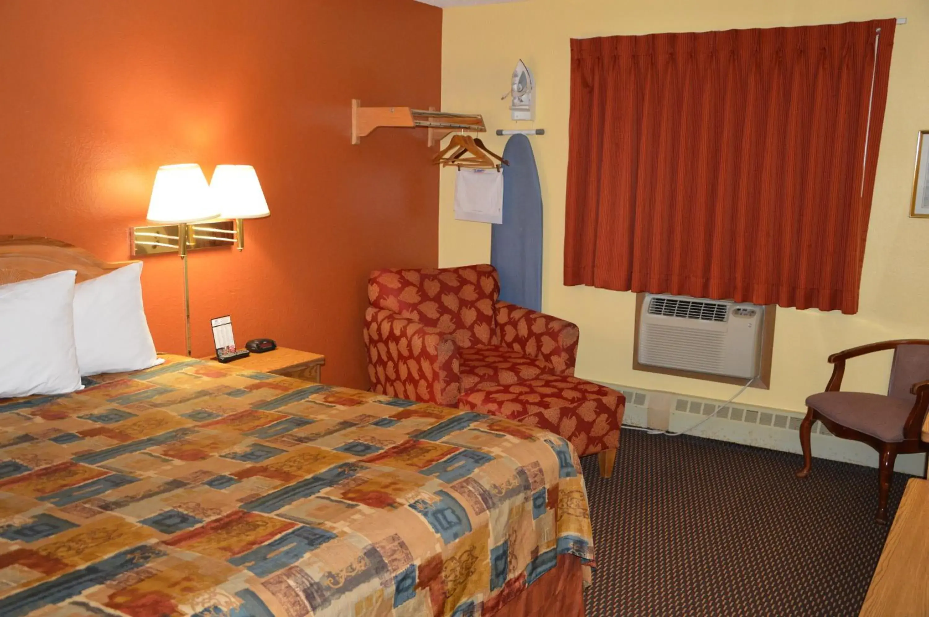 Bed in Burnsville Inn & Suites Bed in Burnsville Inn & Suites