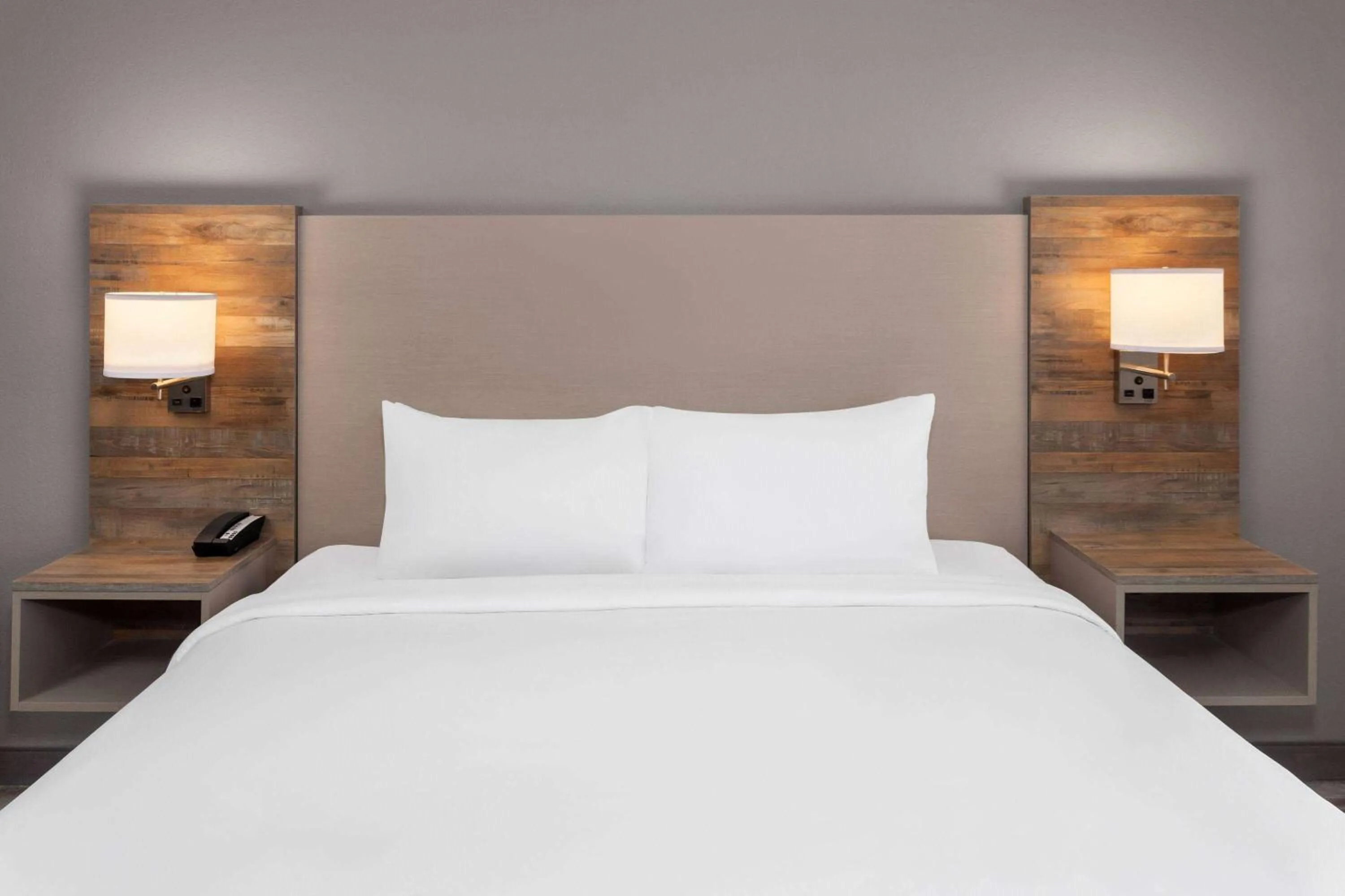 Photo of the whole room, Bed in GrandStay Hotel & Suites Pella