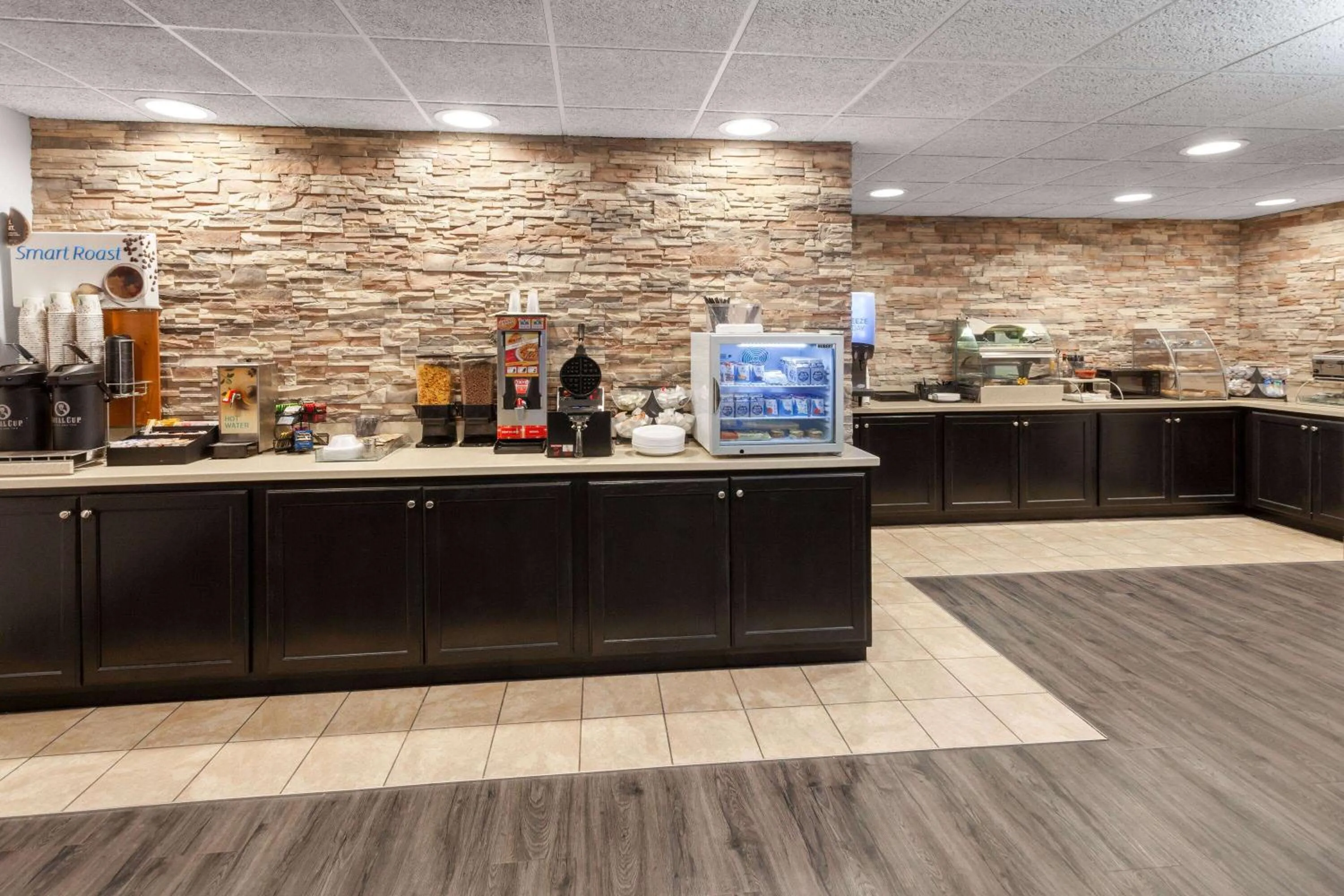 Breakfast in GrandStay Hotel & Suites Pella