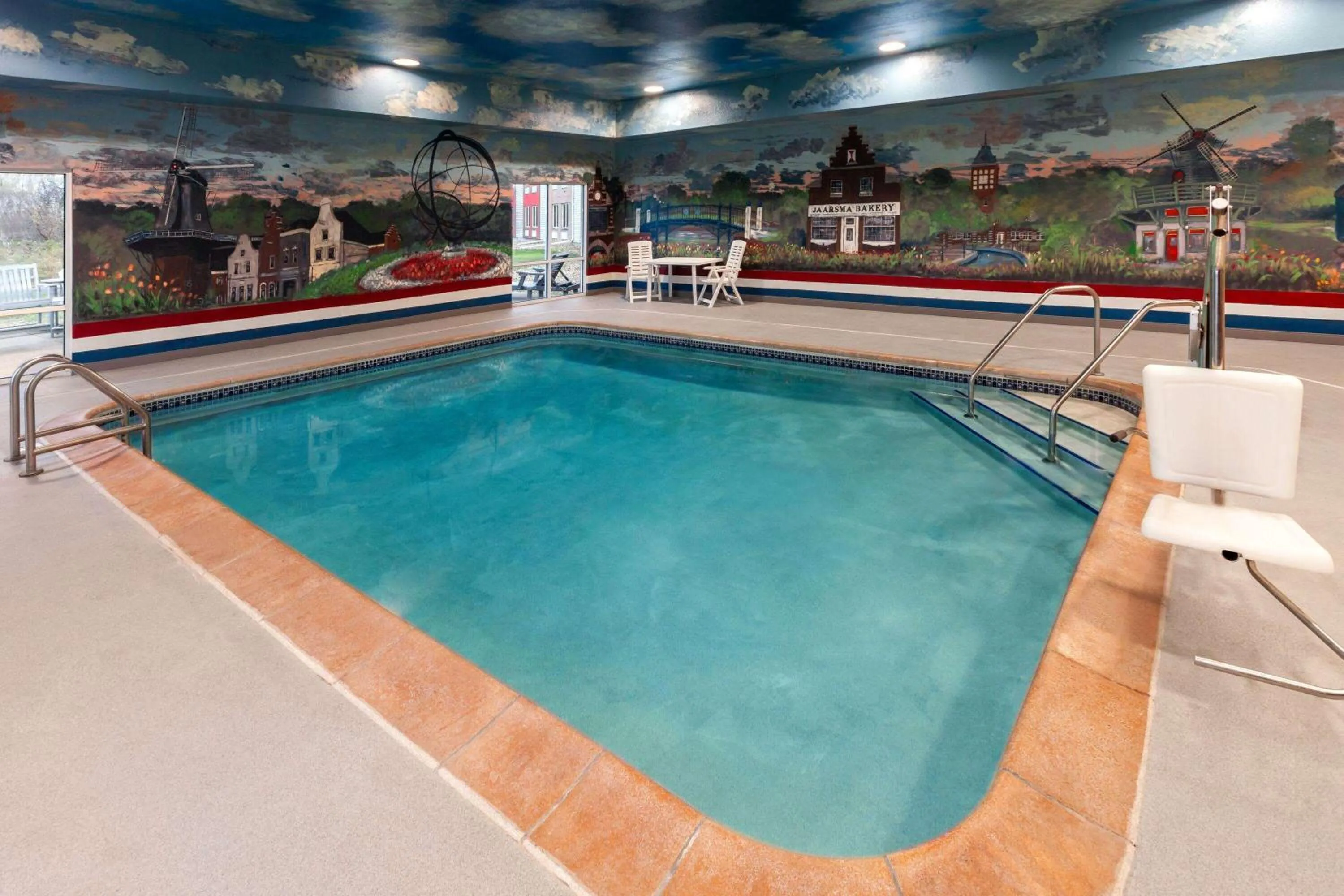 Swimming pool in GrandStay Hotel & Suites Pella