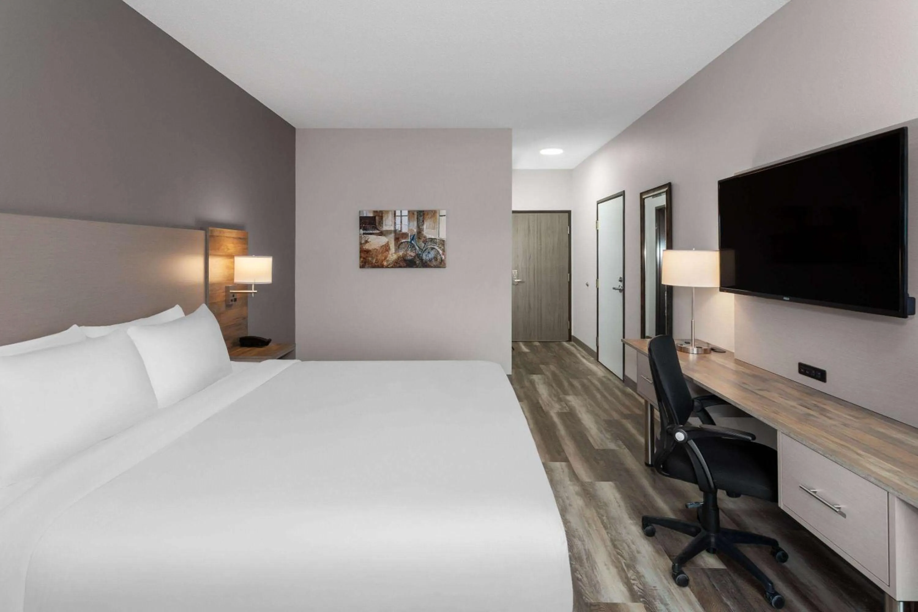 Photo of the whole room, Bed in GrandStay Hotel & Suites Pella