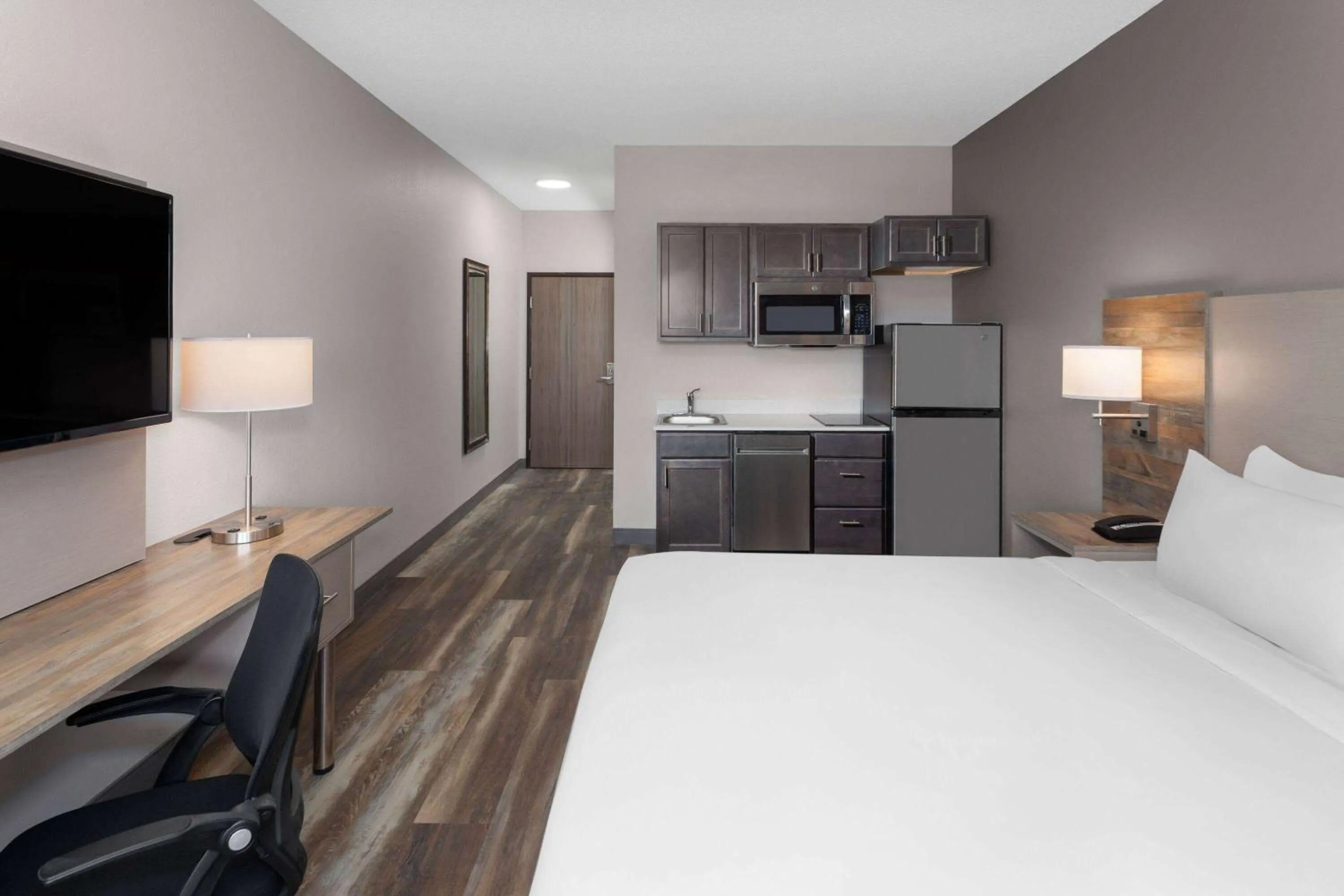 Photo of the whole room, Bed in GrandStay Hotel & Suites Pella