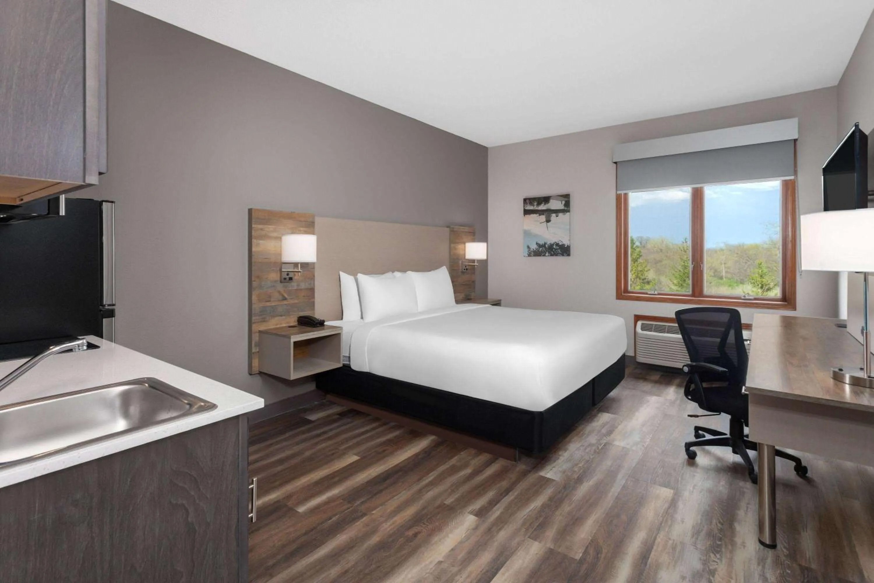 Photo of the whole room, Bed in GrandStay Hotel & Suites Pella