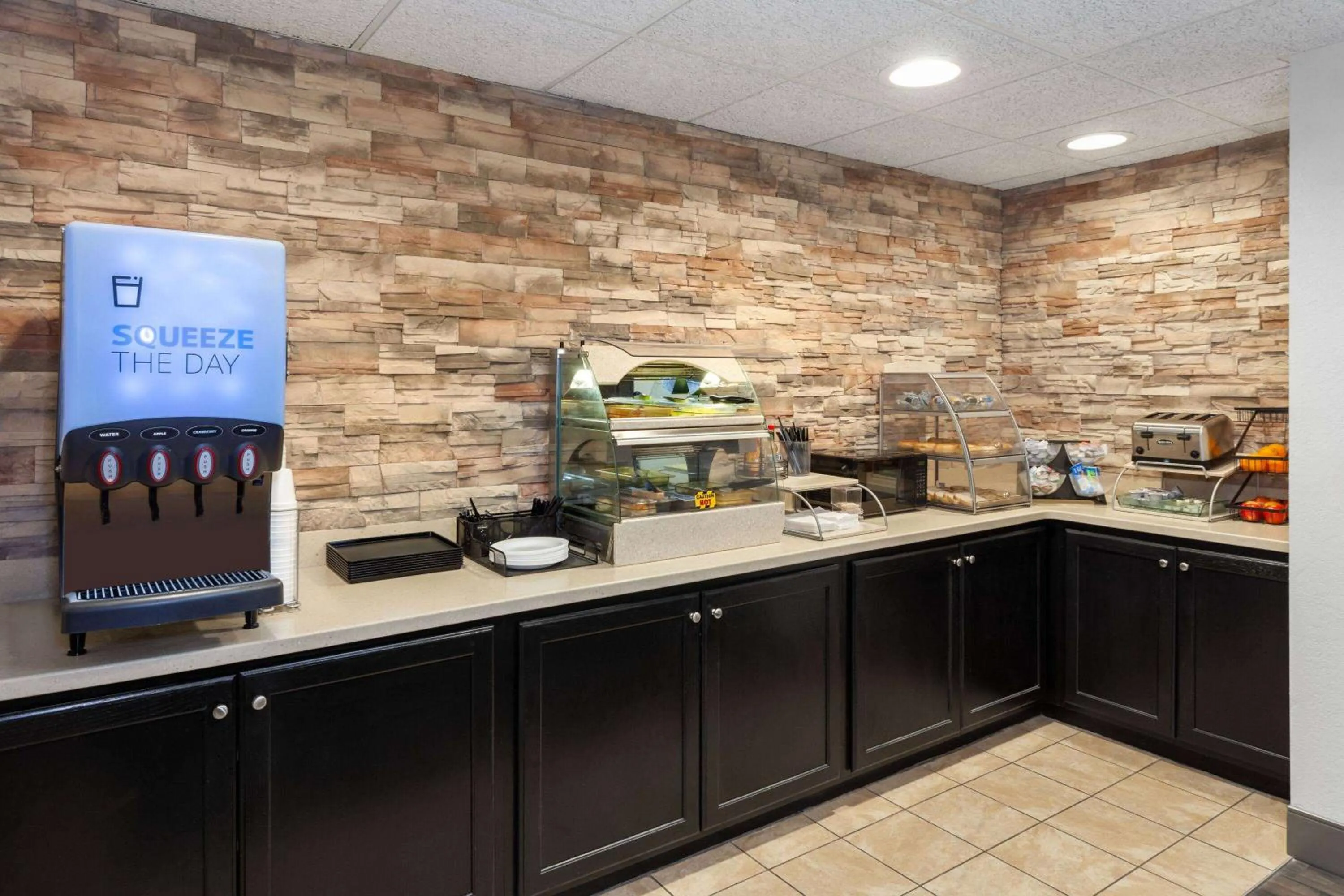 Breakfast in GrandStay Hotel & Suites Pella