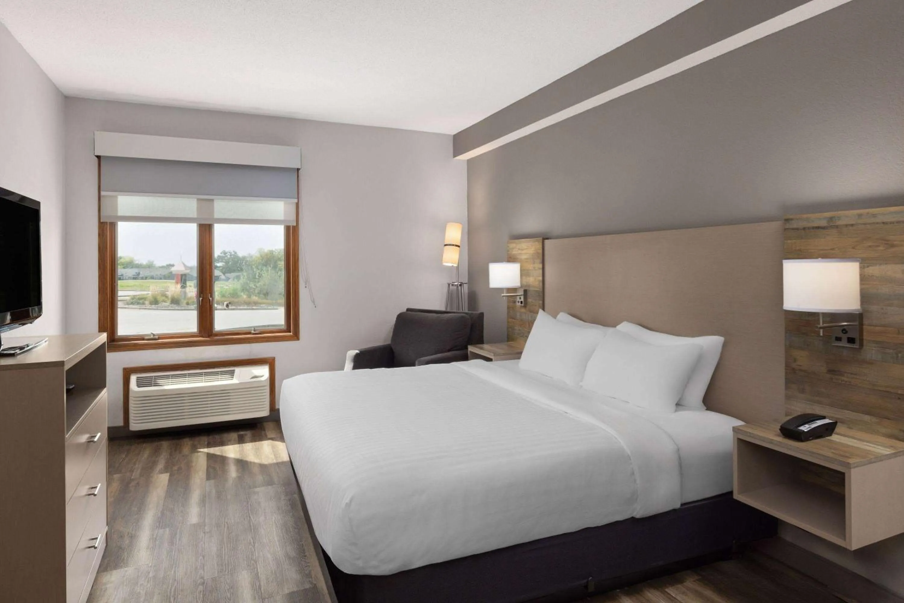 Bath, Bed in GrandStay Hotel & Suites Pella