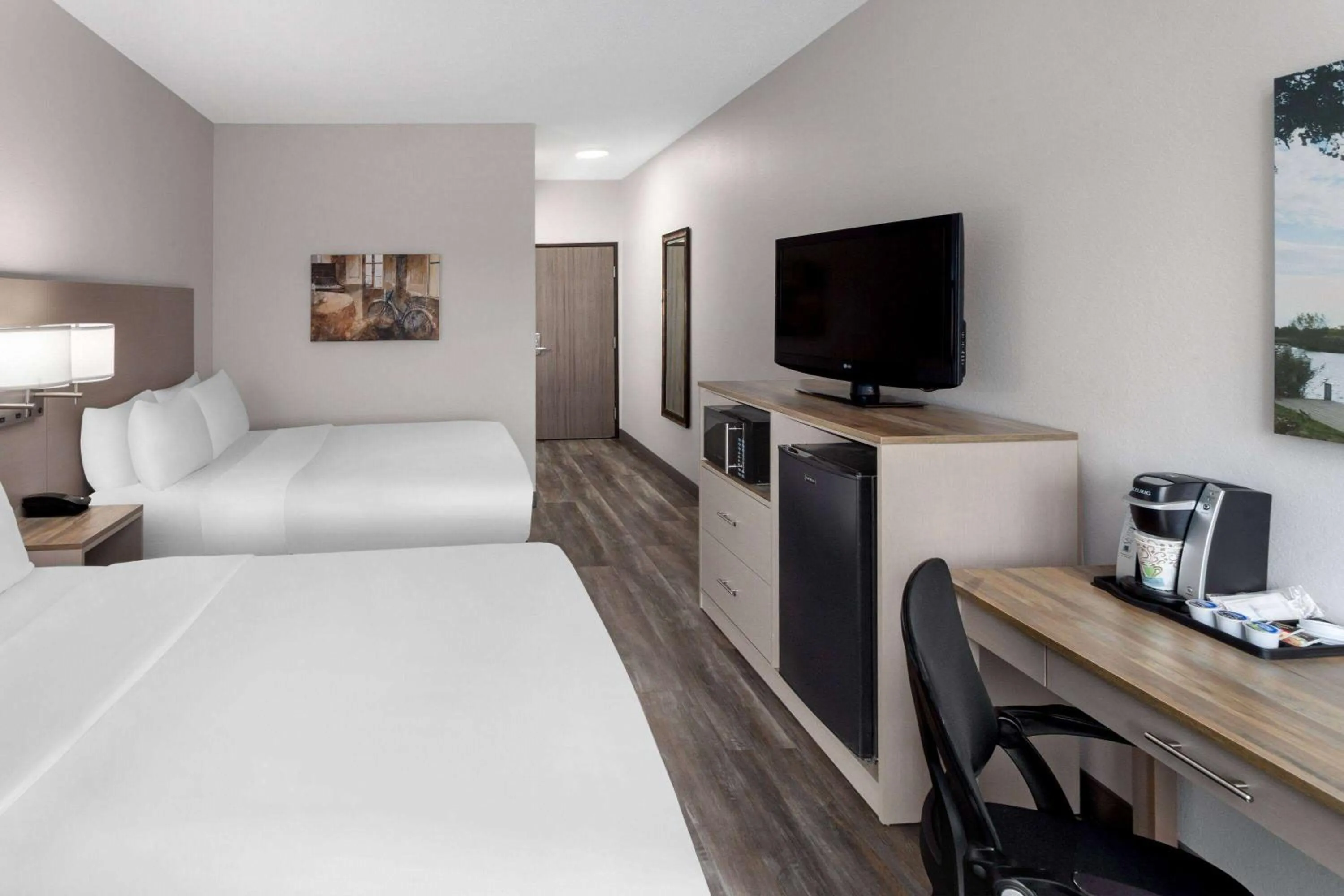 Photo of the whole room, Bed in GrandStay Hotel & Suites Pella