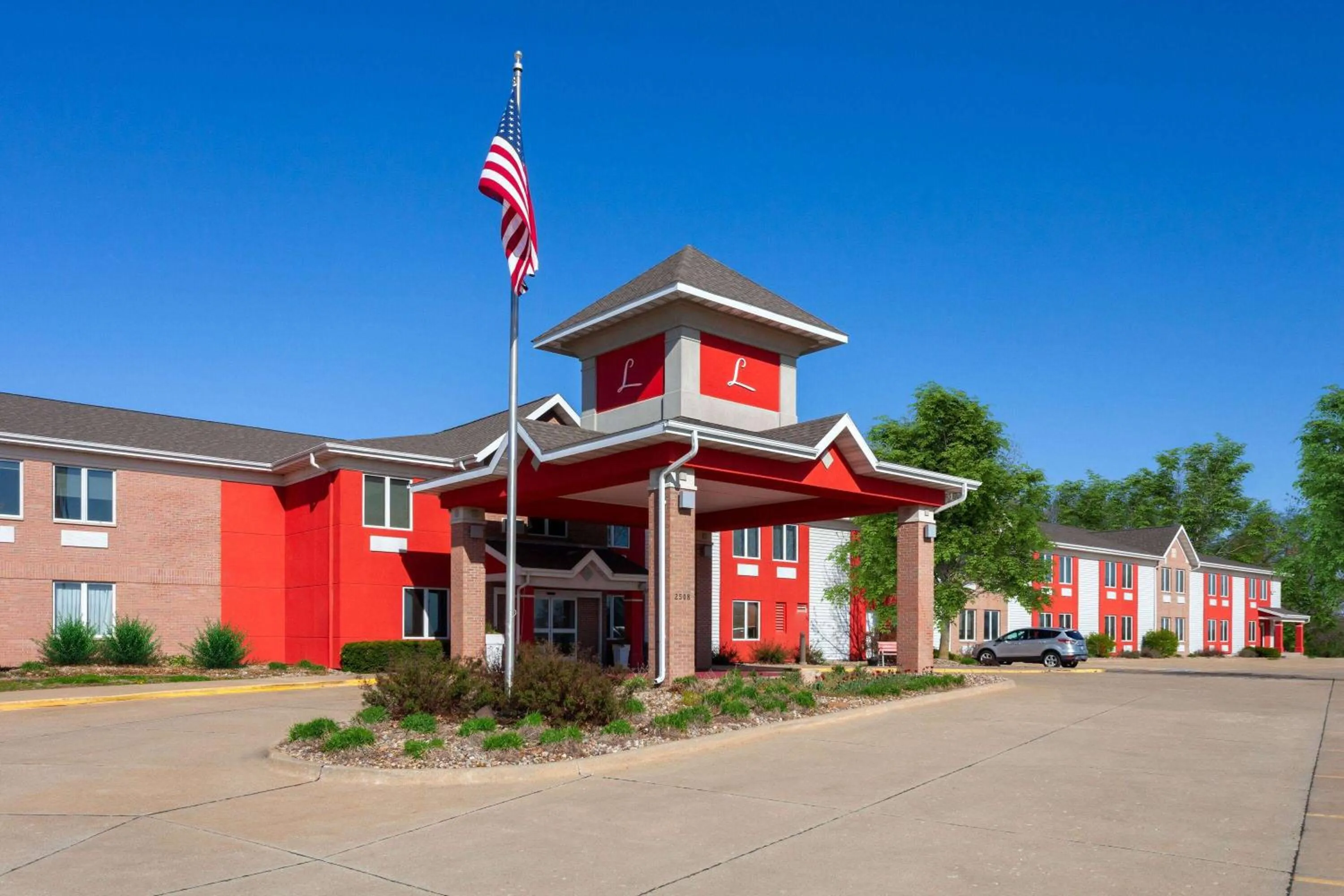 Property building in GrandStay Hotel & Suites Pella