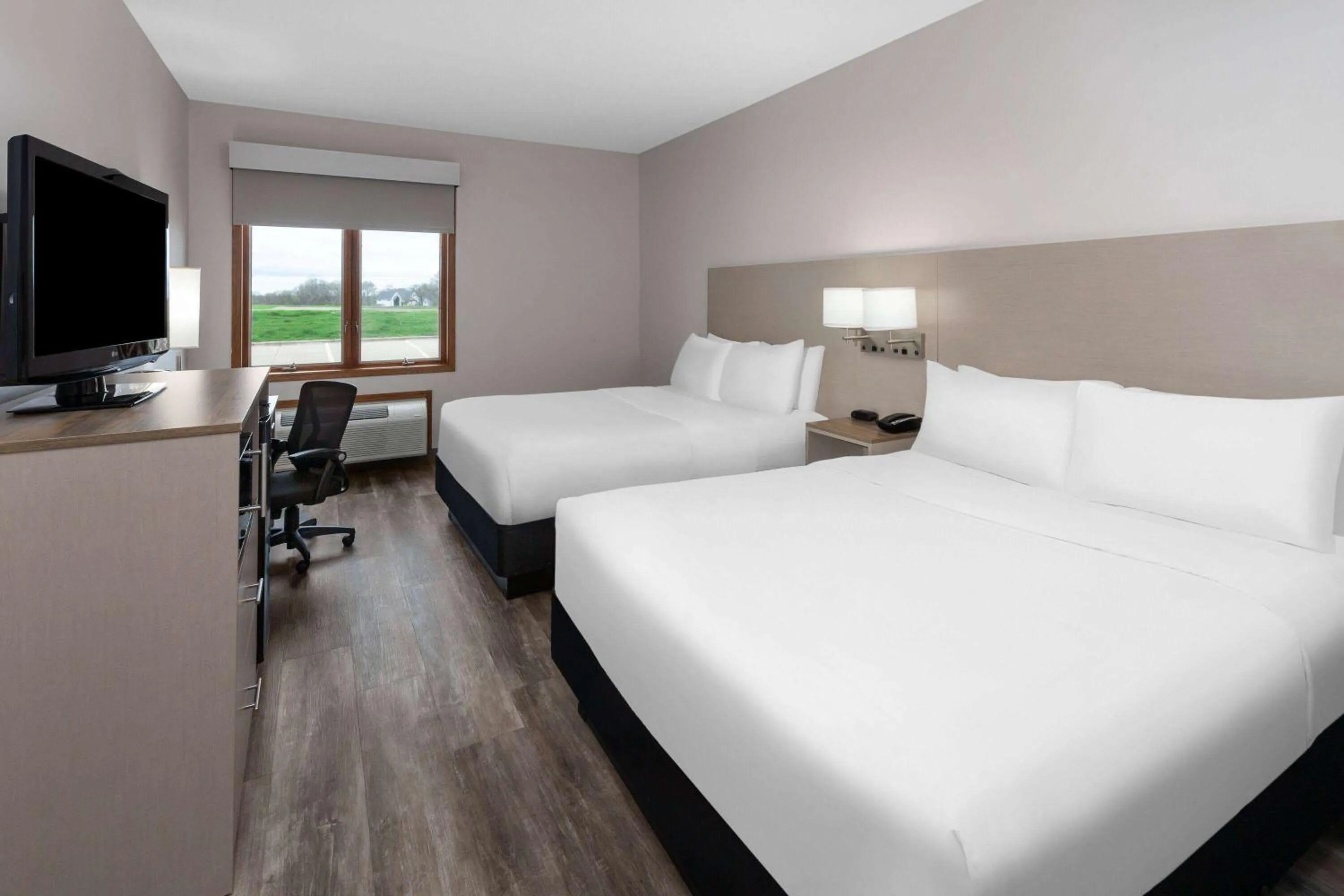 Photo of the whole room, Bed in GrandStay Hotel & Suites Pella