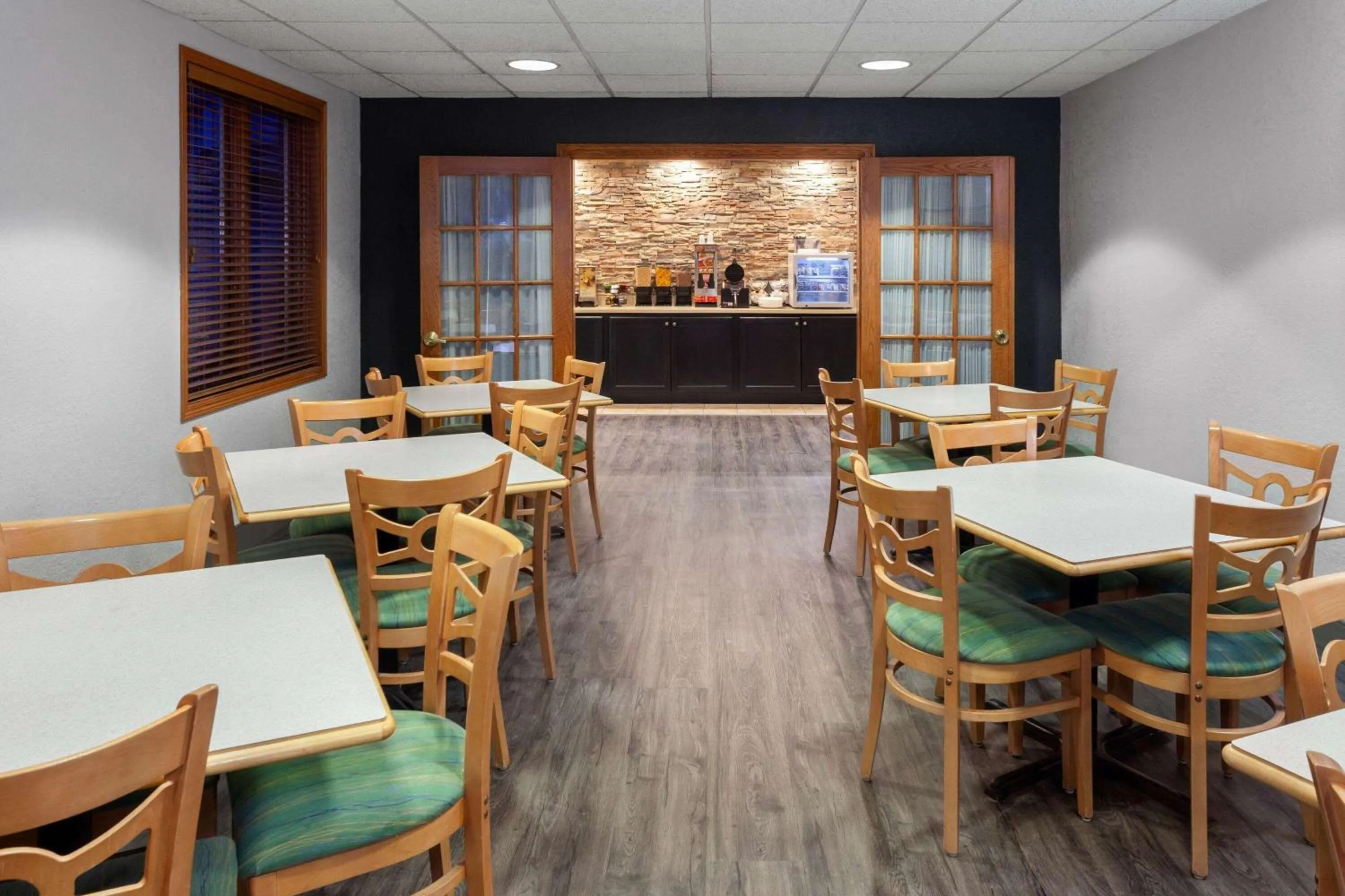 Breakfast in GrandStay Hotel & Suites Pella