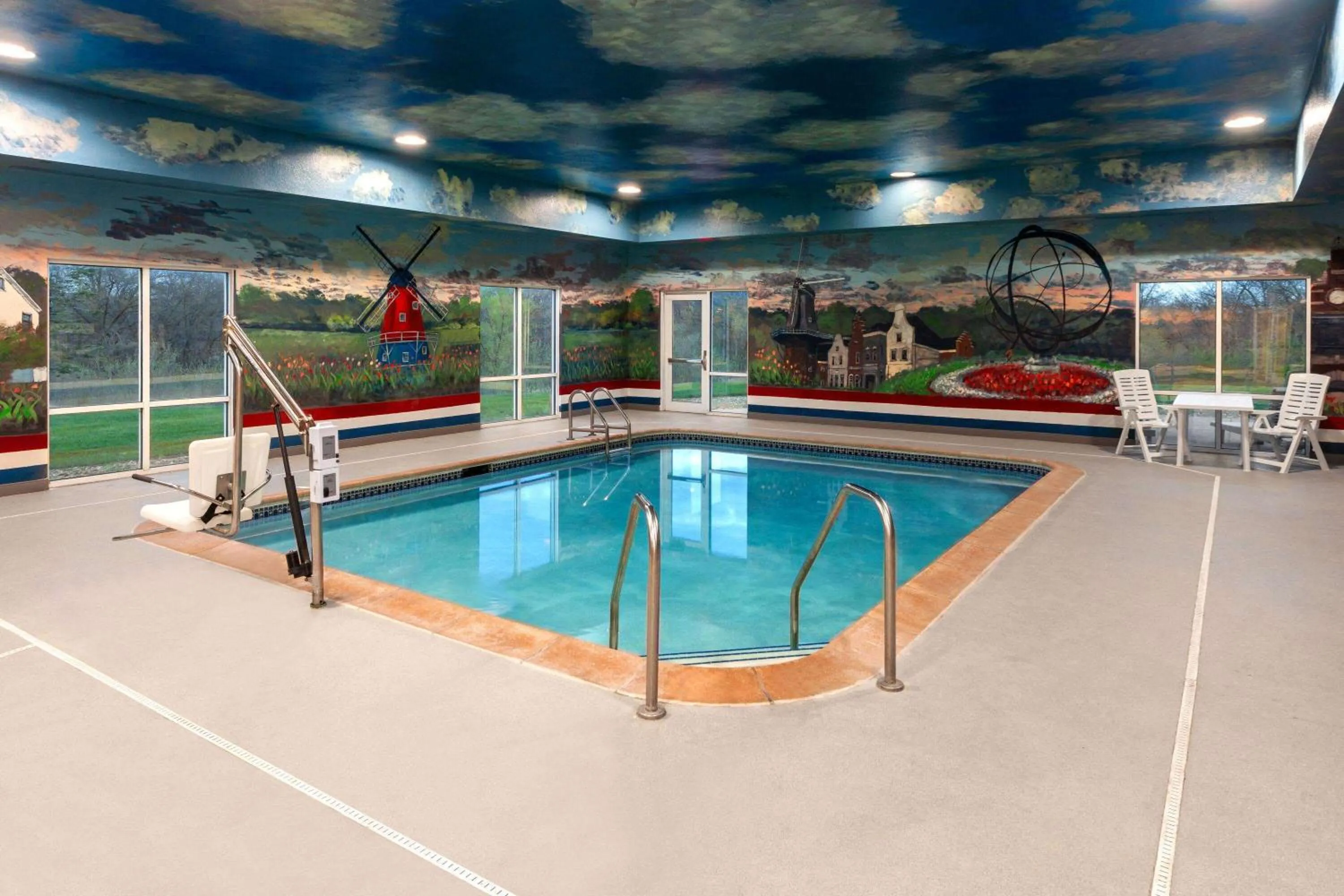 Swimming pool in GrandStay Hotel & Suites Pella