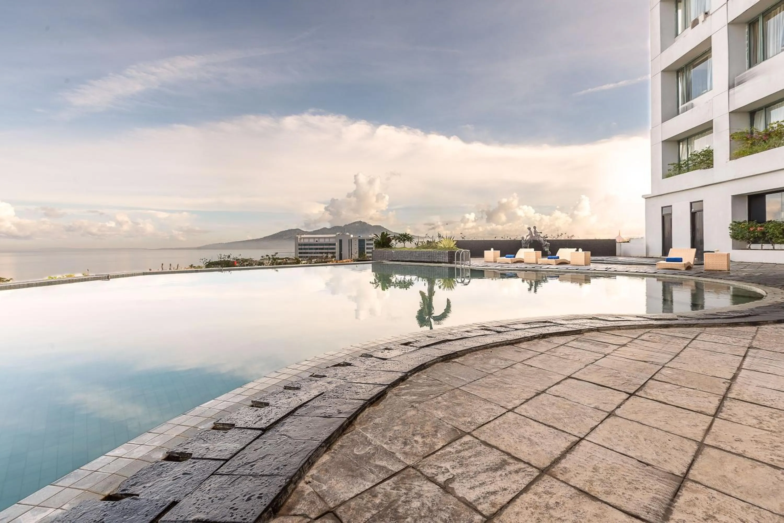 Swimming pool in Aryaduta Manado