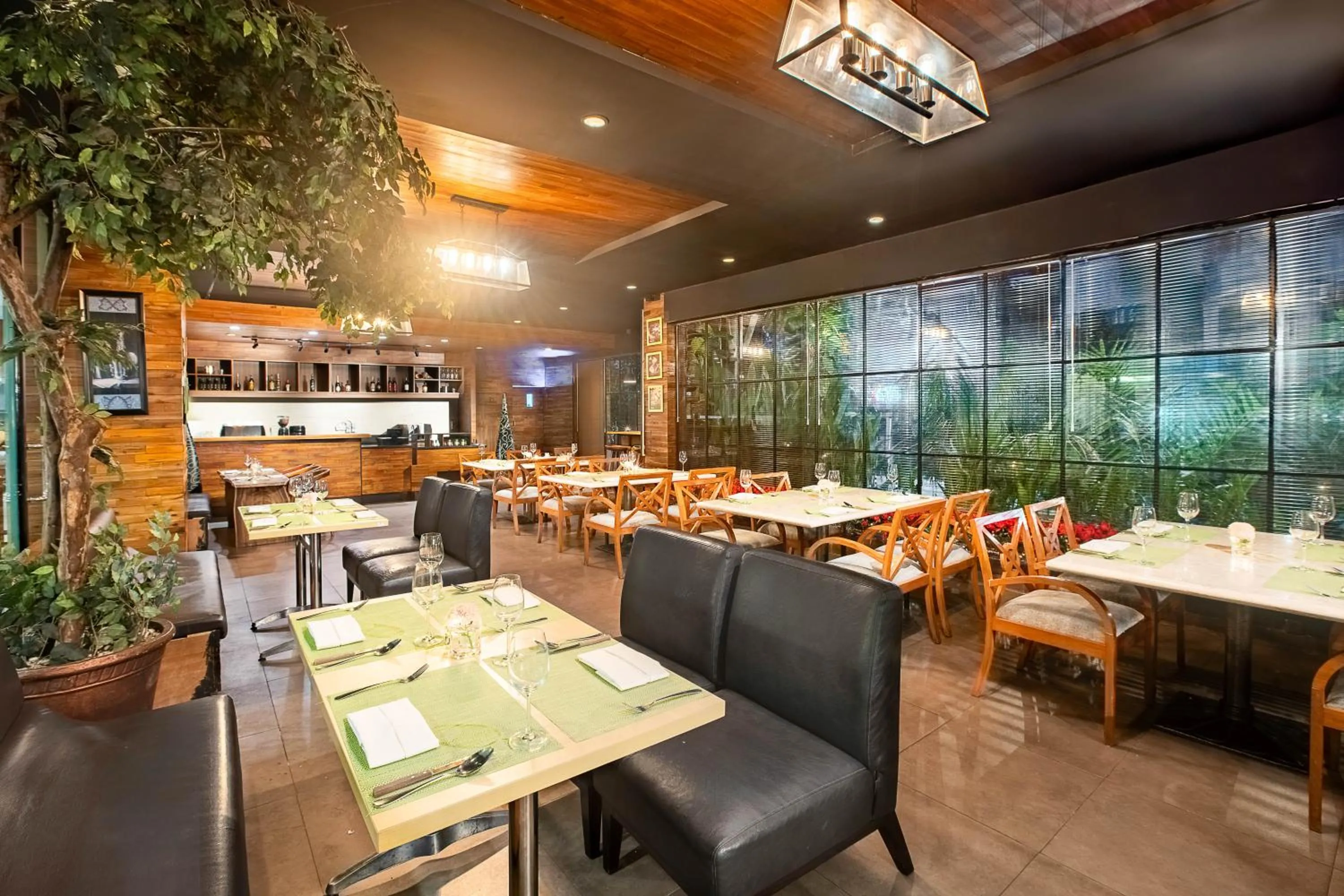 Restaurant/places to eat in Aryaduta Manado