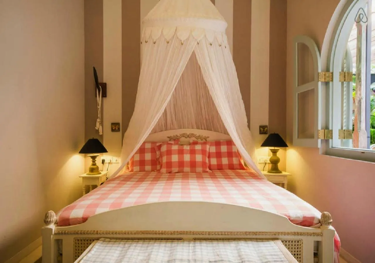 Photo of the whole room, Bed in LE JARDIN DU FORT - GALLE