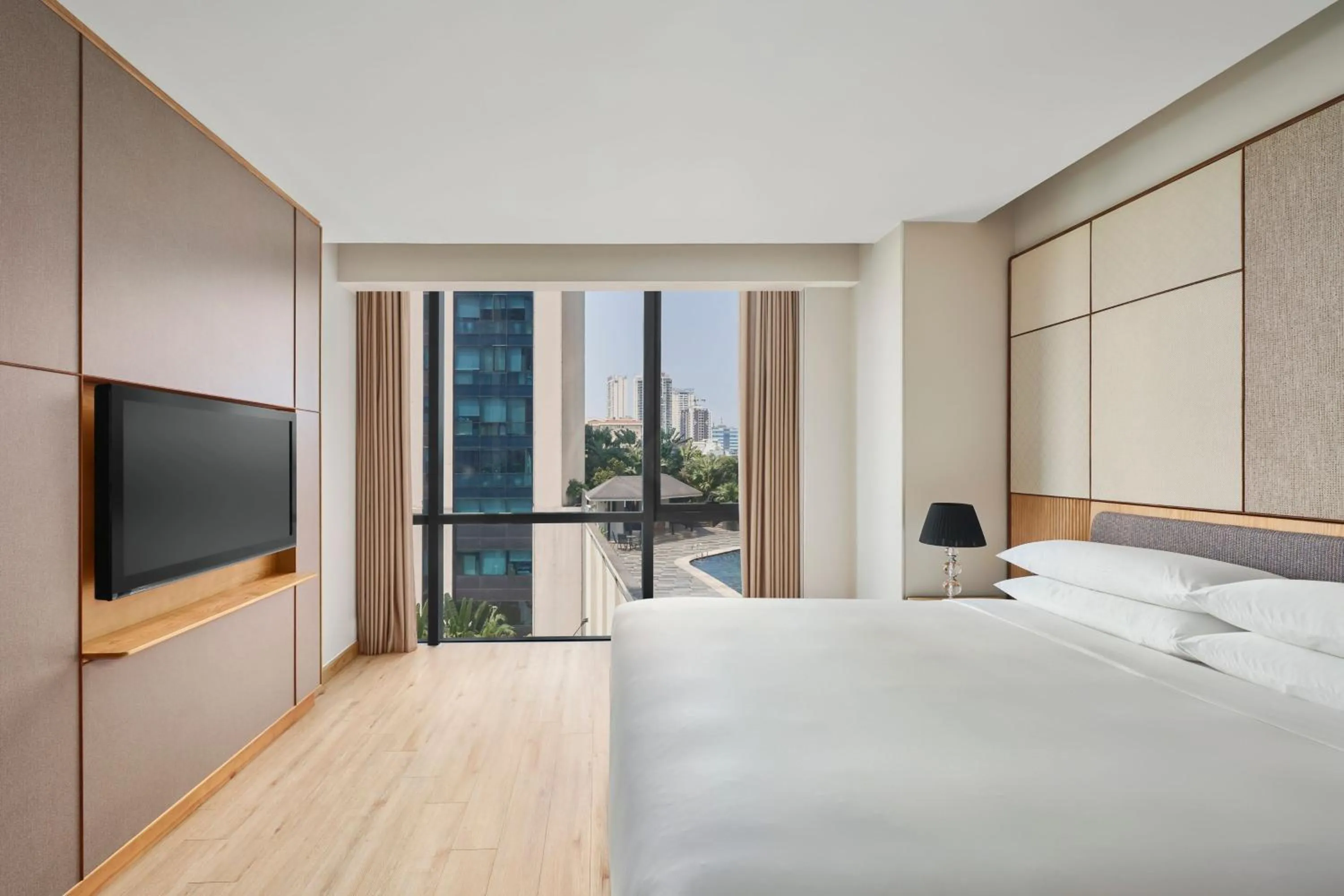 Swimming pool, Bed in Sheraton Hanoi West