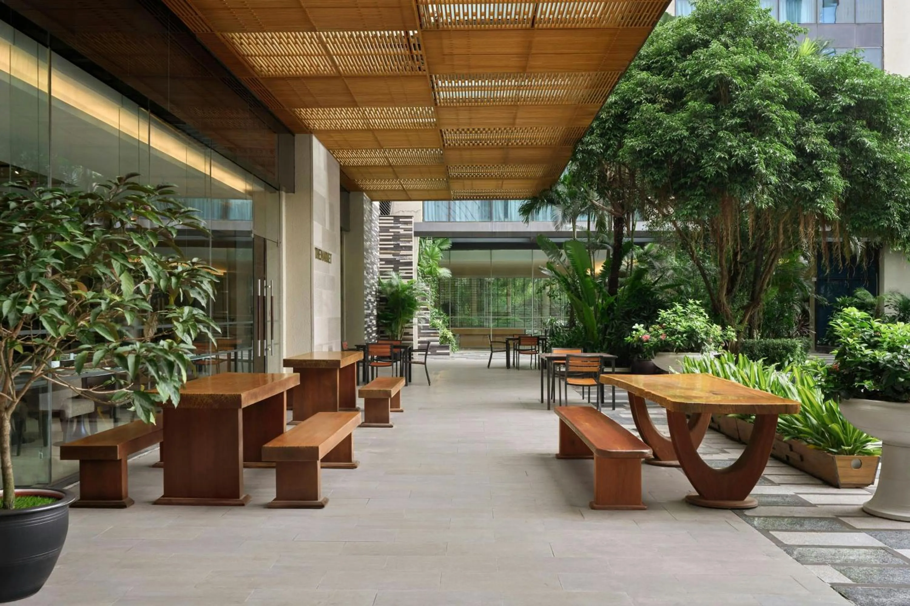 Restaurant/places to eat in Sheraton Hanoi West