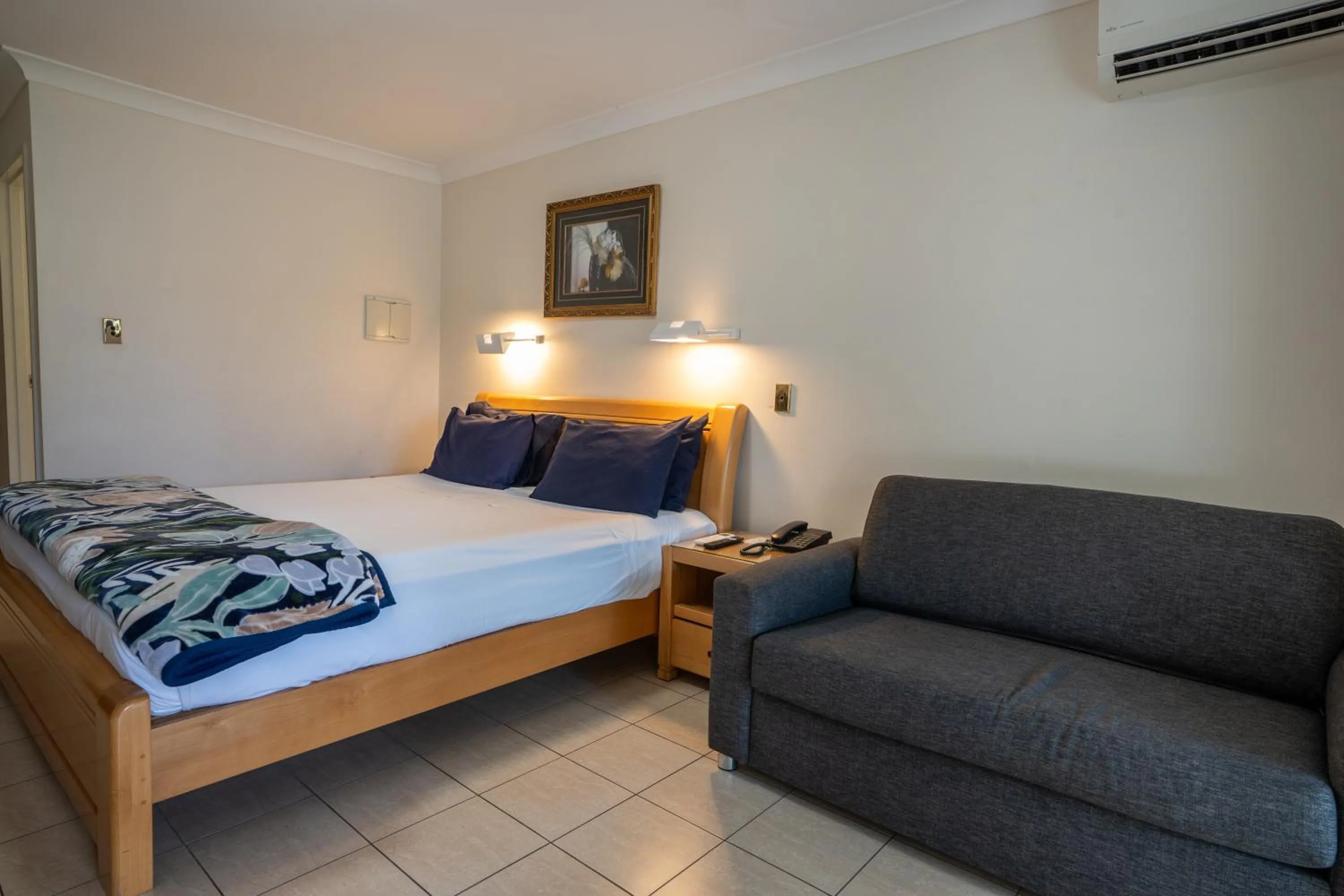 Photo of the whole room, Bed in Novena Palms Motel