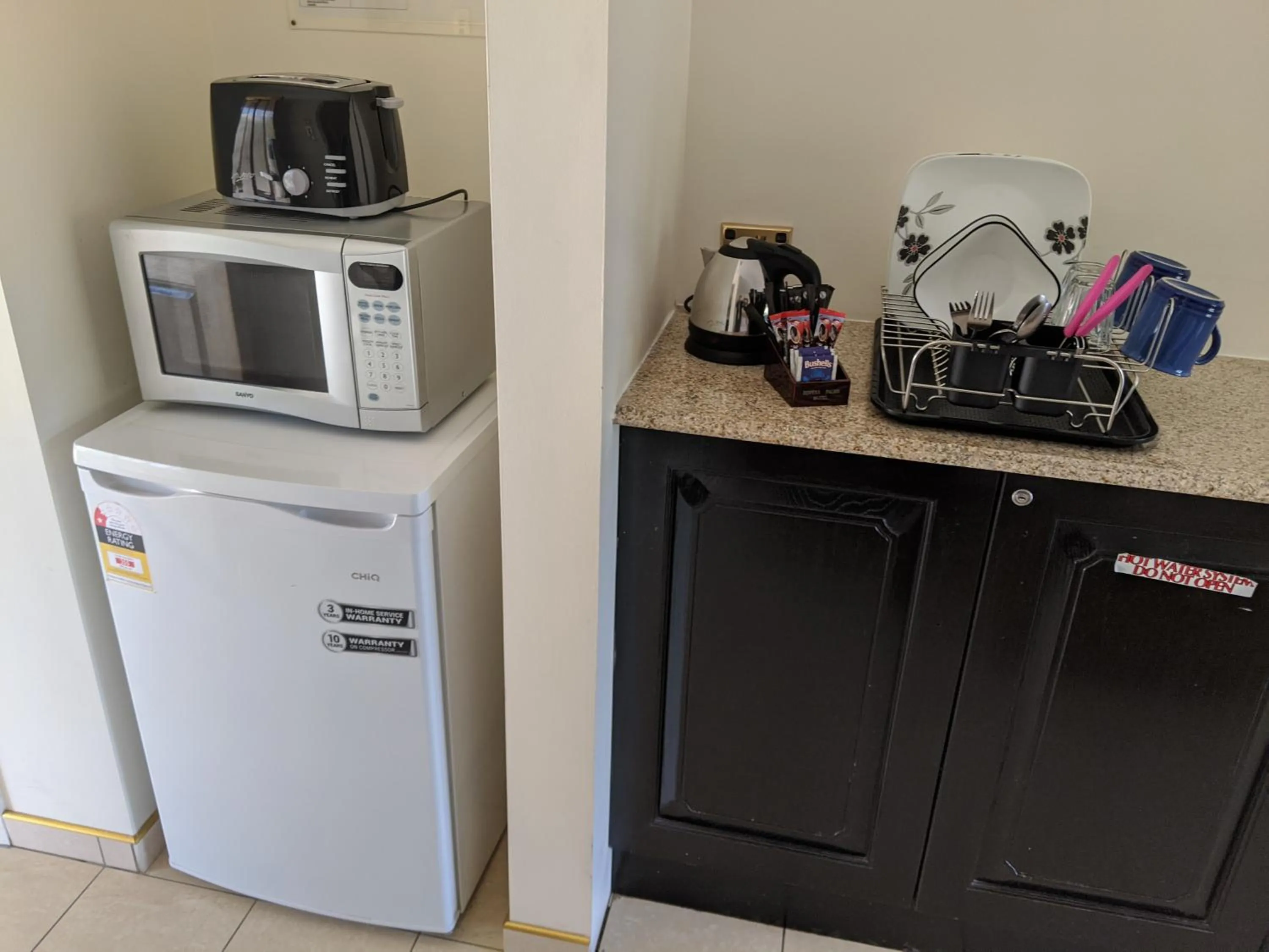 Kitchen or kitchenette in Novena Palms Motel