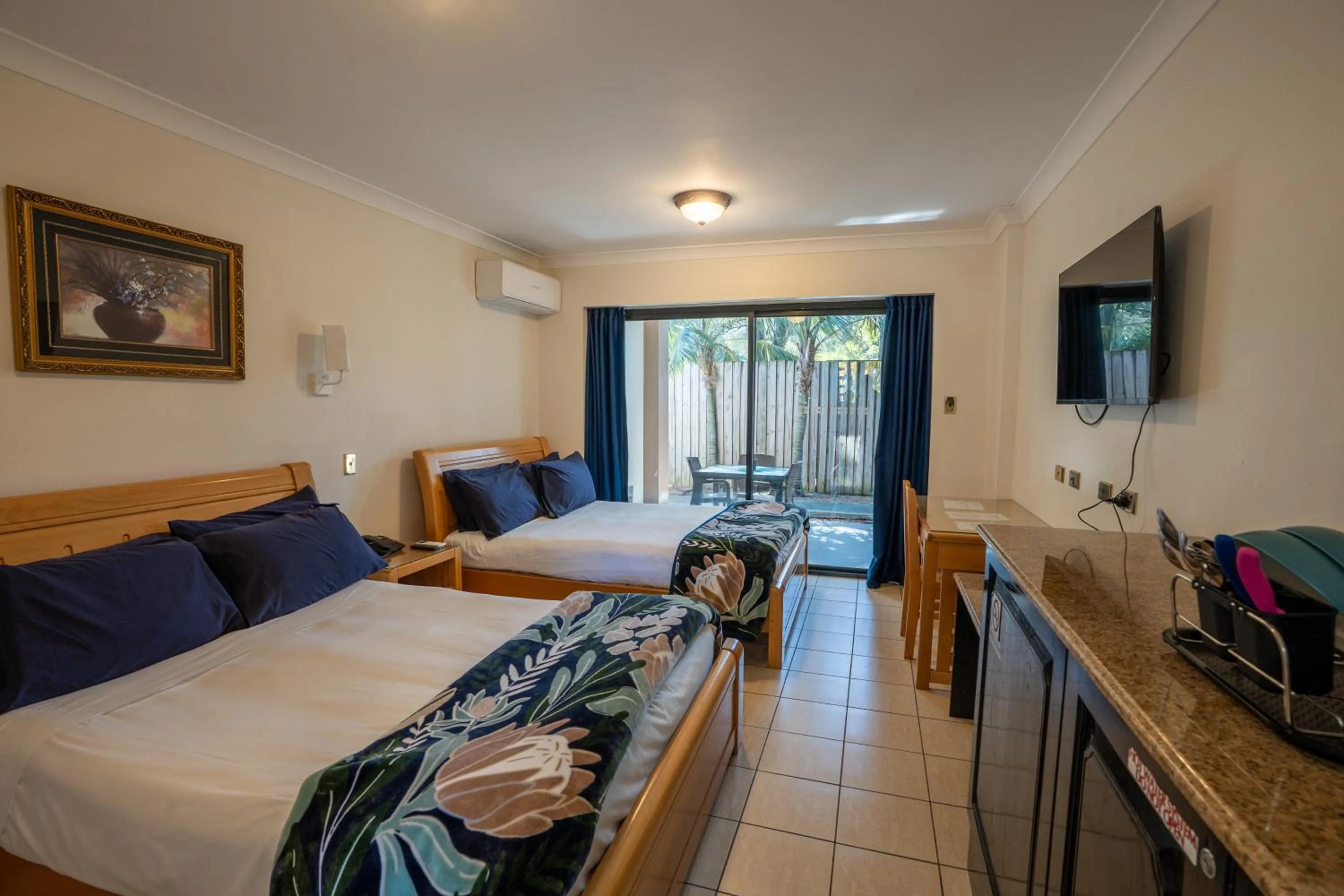 Photo of the whole room, Bed in Novena Palms Motel