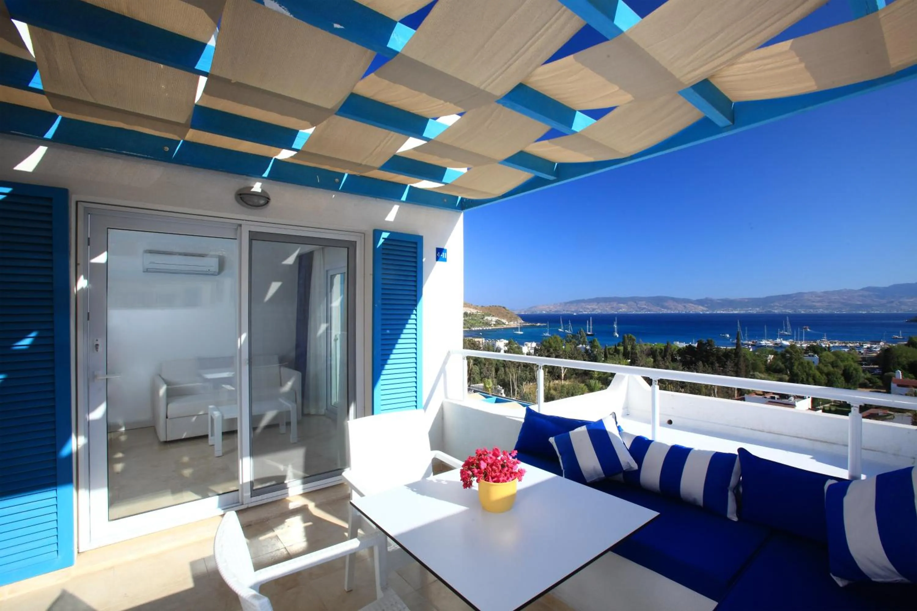 Balcony/Terrace in Bellazure Hotel