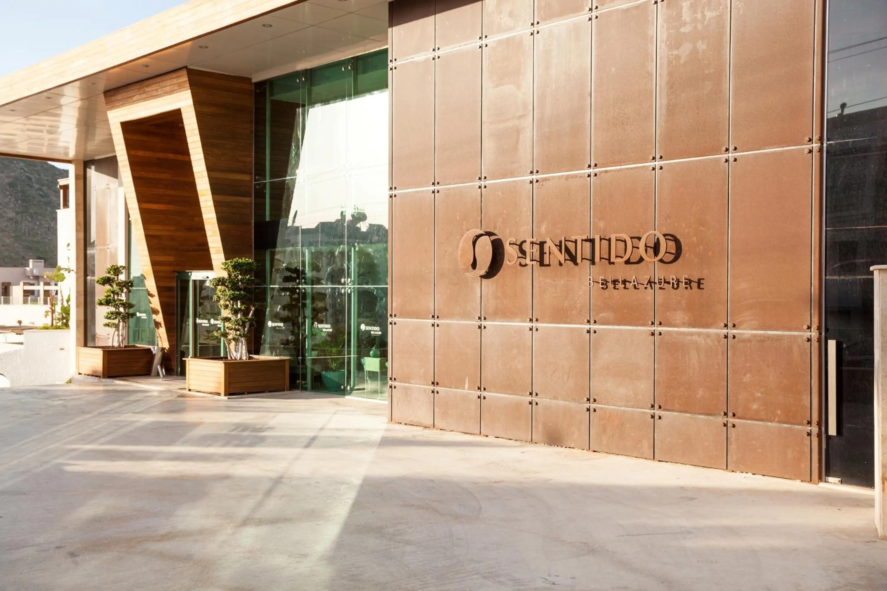 Facade/entrance in Bellazure Hotel