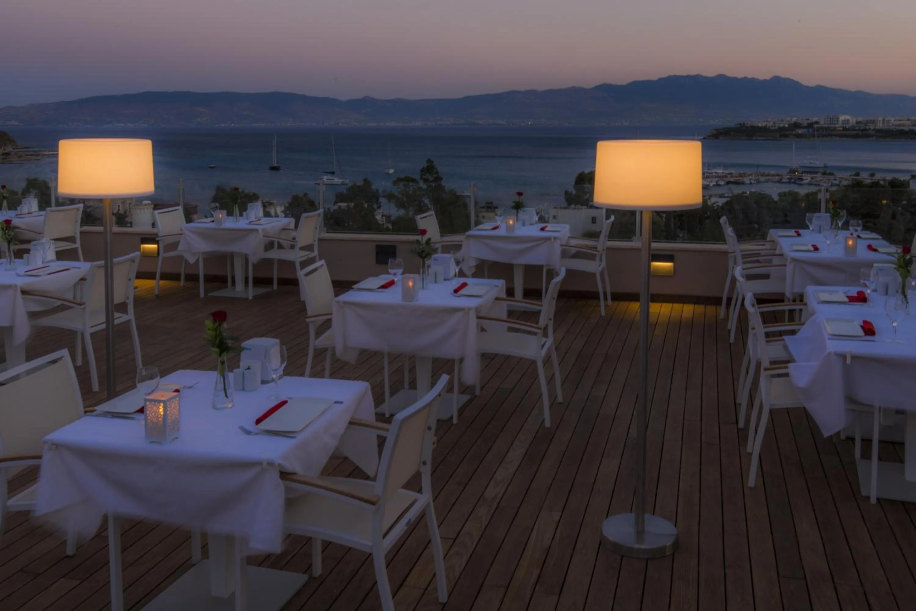 Restaurant/places to eat in Bellazure Hotel