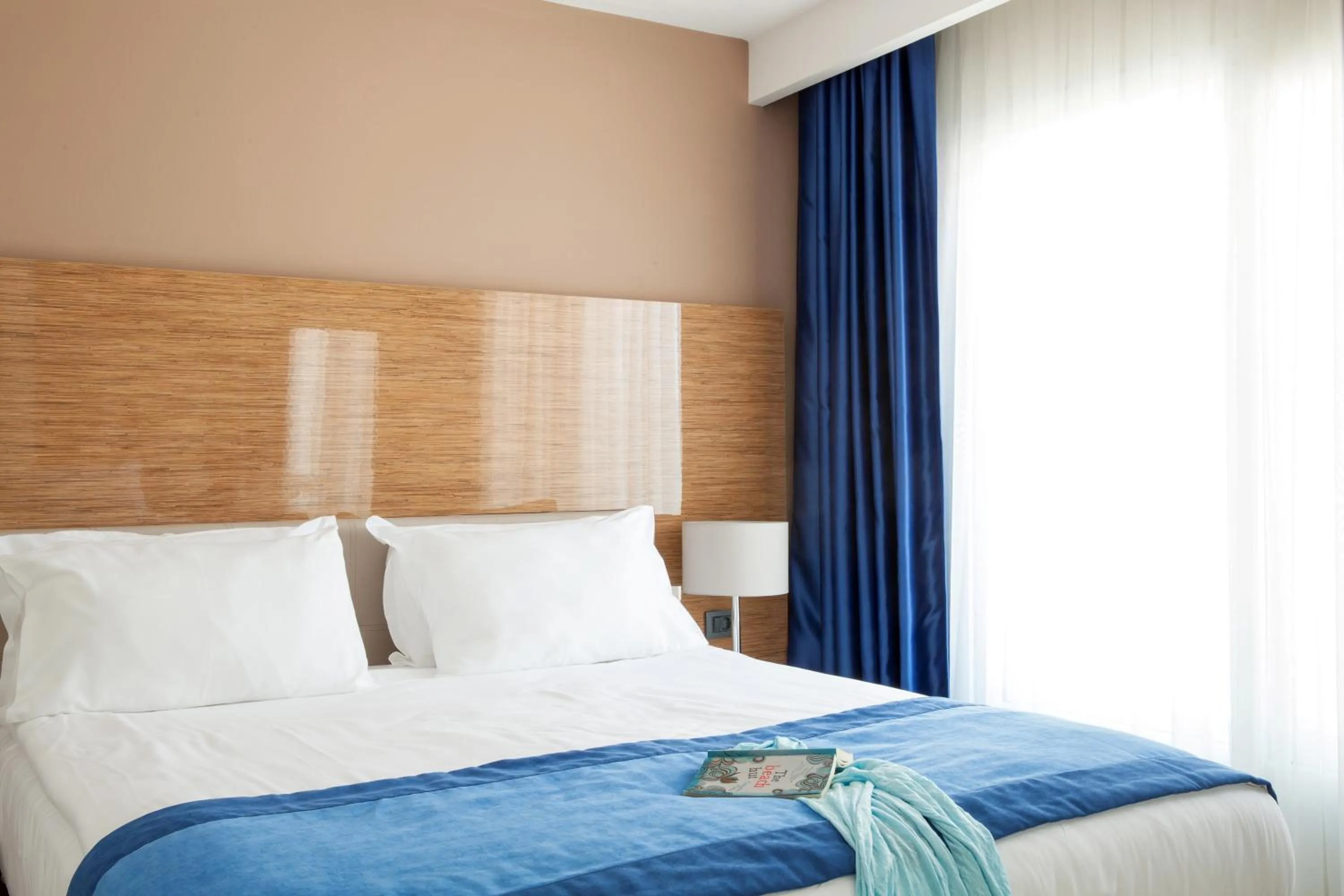 Bedroom, Bed in Bellazure Hotel