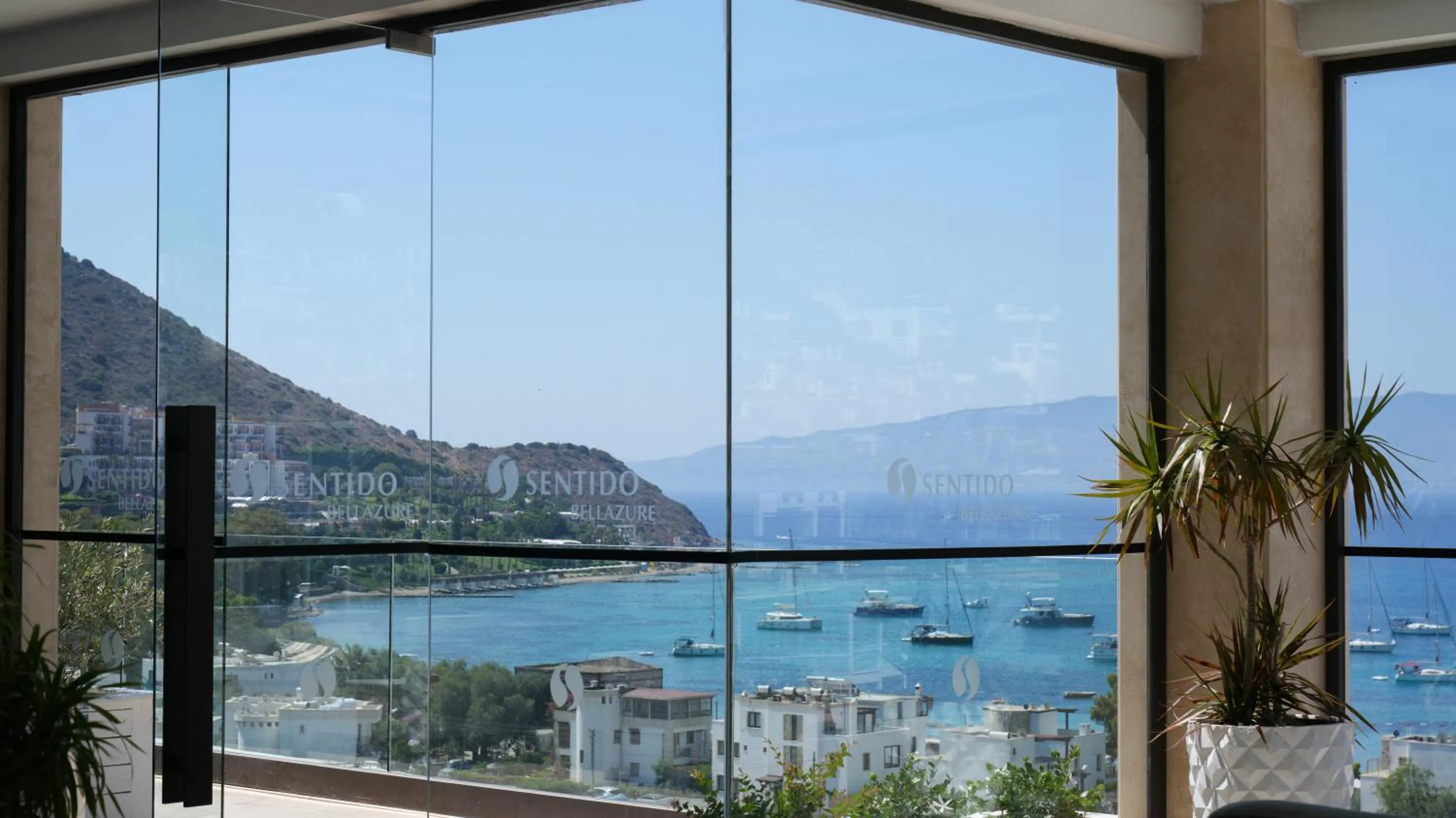Balcony/Terrace in Bellazure Hotel