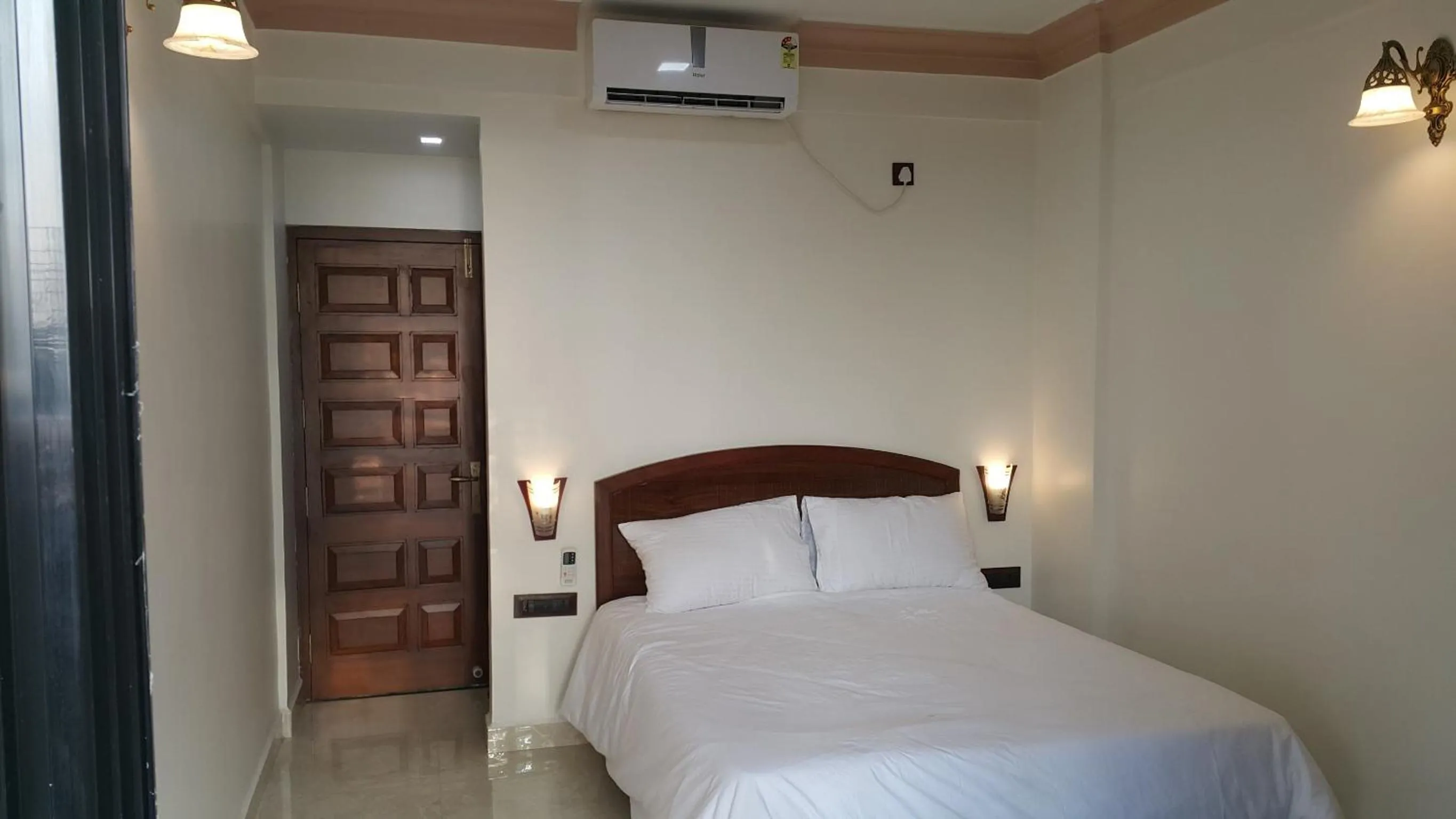 Bed in Hotel Murud Marina