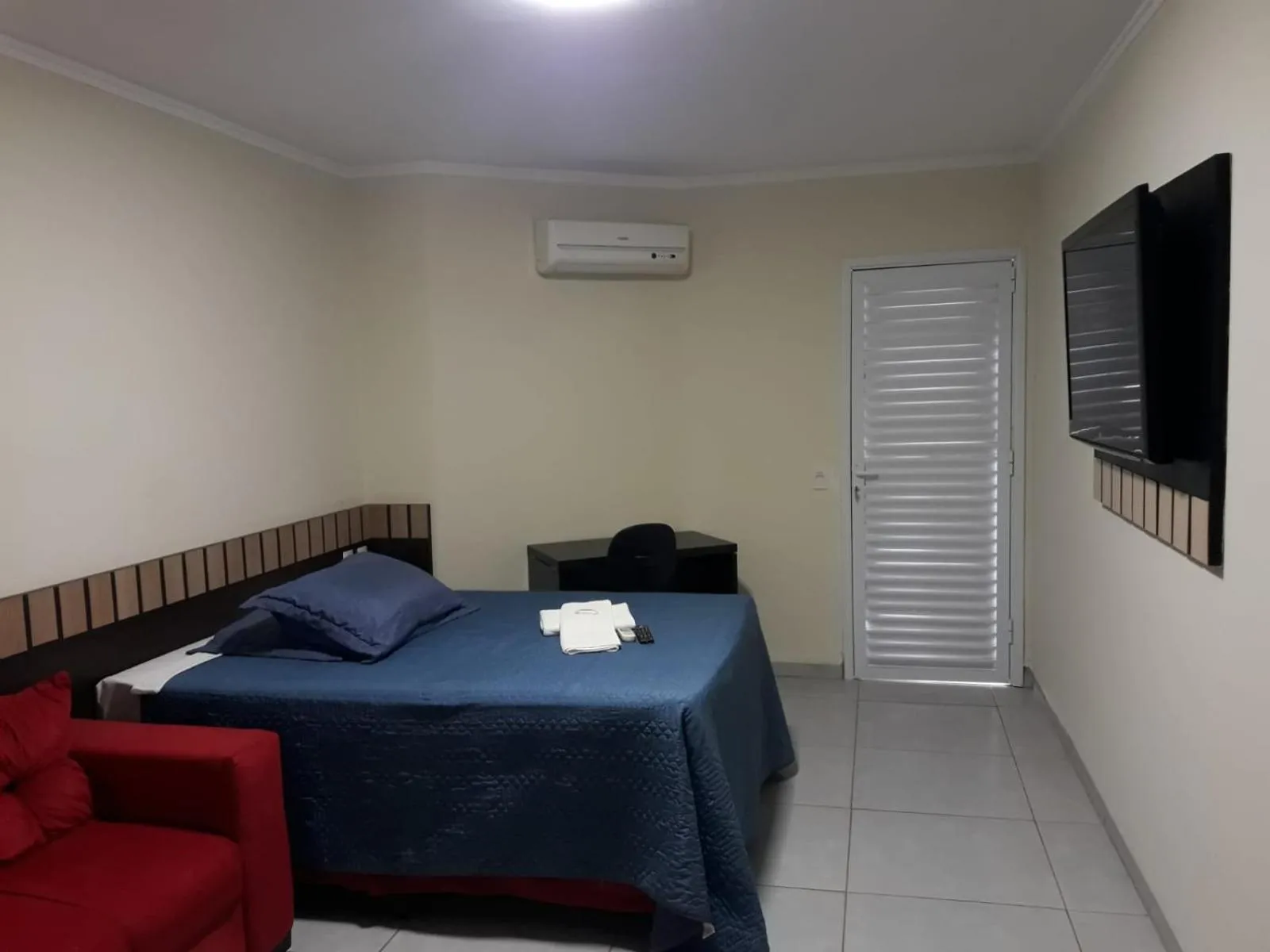 Bed in Colorado Plaza Hotel