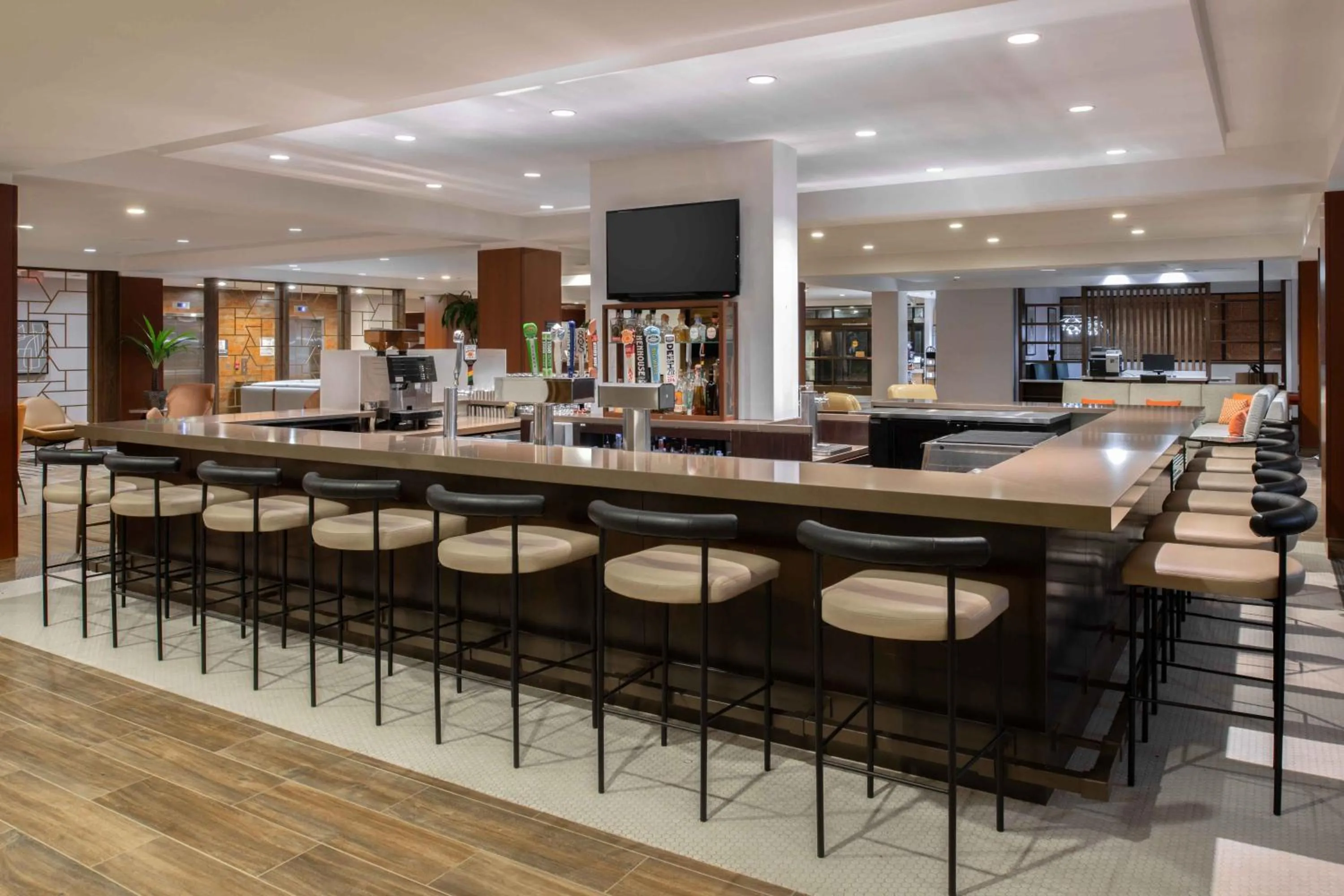 Lounge or bar in DoubleTree by Hilton San Francisco Airport