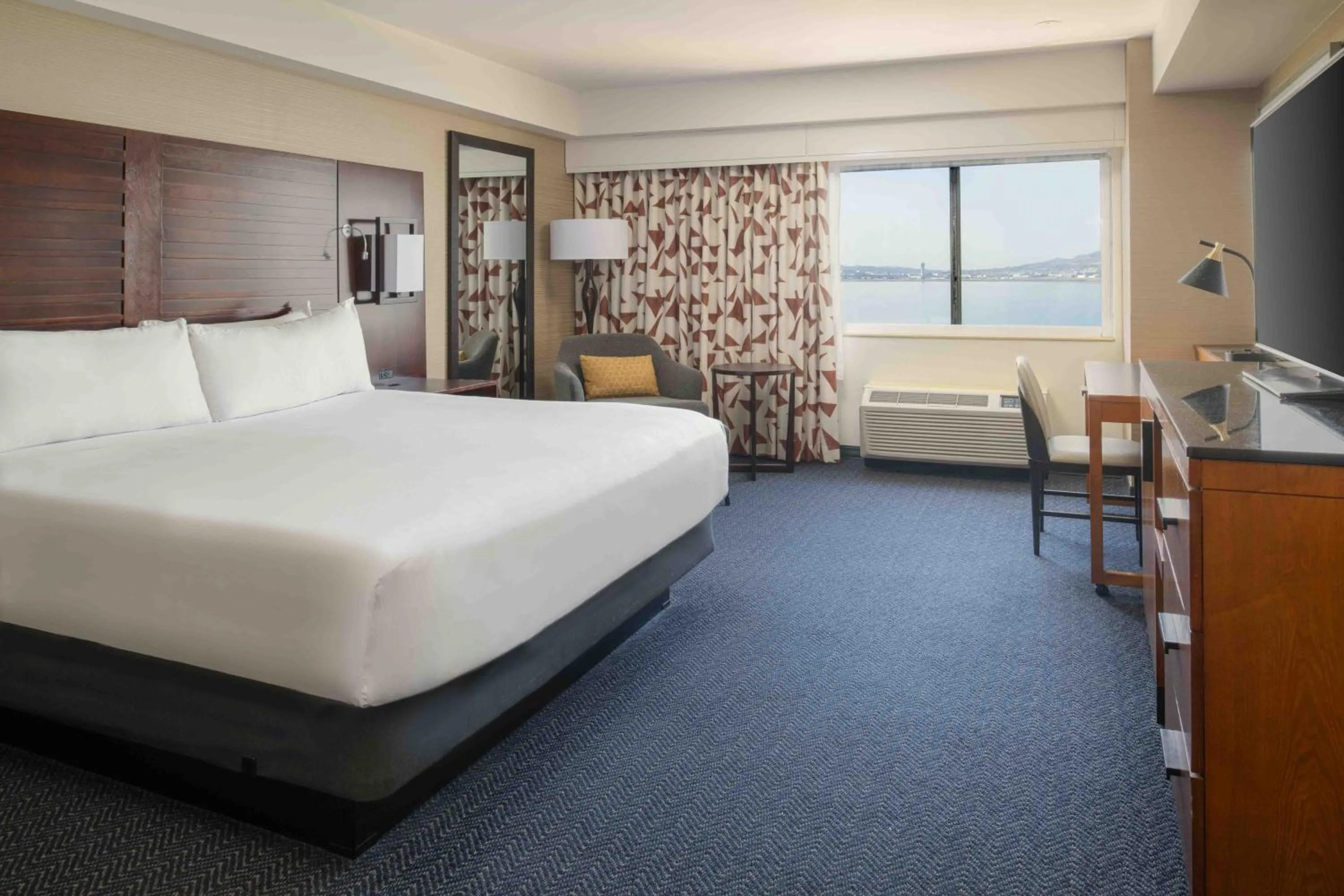 View (from property/room), Bed in DoubleTree by Hilton San Francisco Airport
